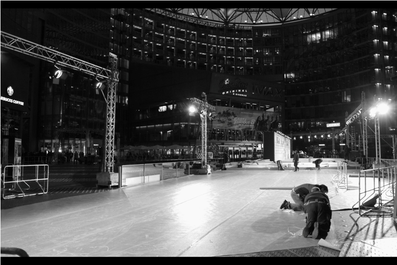 As is customary for premieres in Berlin, the action starts the prior evening, where the diligent German organisers are already laying the carpet, putting up barriers and possibly even pre-recording interviews just to get it all done early. Meanwhile, I'm a bit sad that the movie is being released in Germany with the English title "Fast & Furious 8", as google translate suggests "Die schnell und Wütend 8".