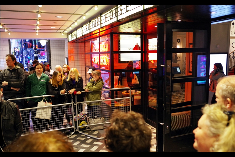 Pens on either side of the Picturehouse Central entranceway were filled with the kind of dealers who would unhesitatingly annihilate you, me, or that kitten over there (not pictured, it's more of a hypothetical kitten) for an autograph of Warren Beatty, or anyone who might show up that they'd also cheerily annihilate you and me and that kitten for.
