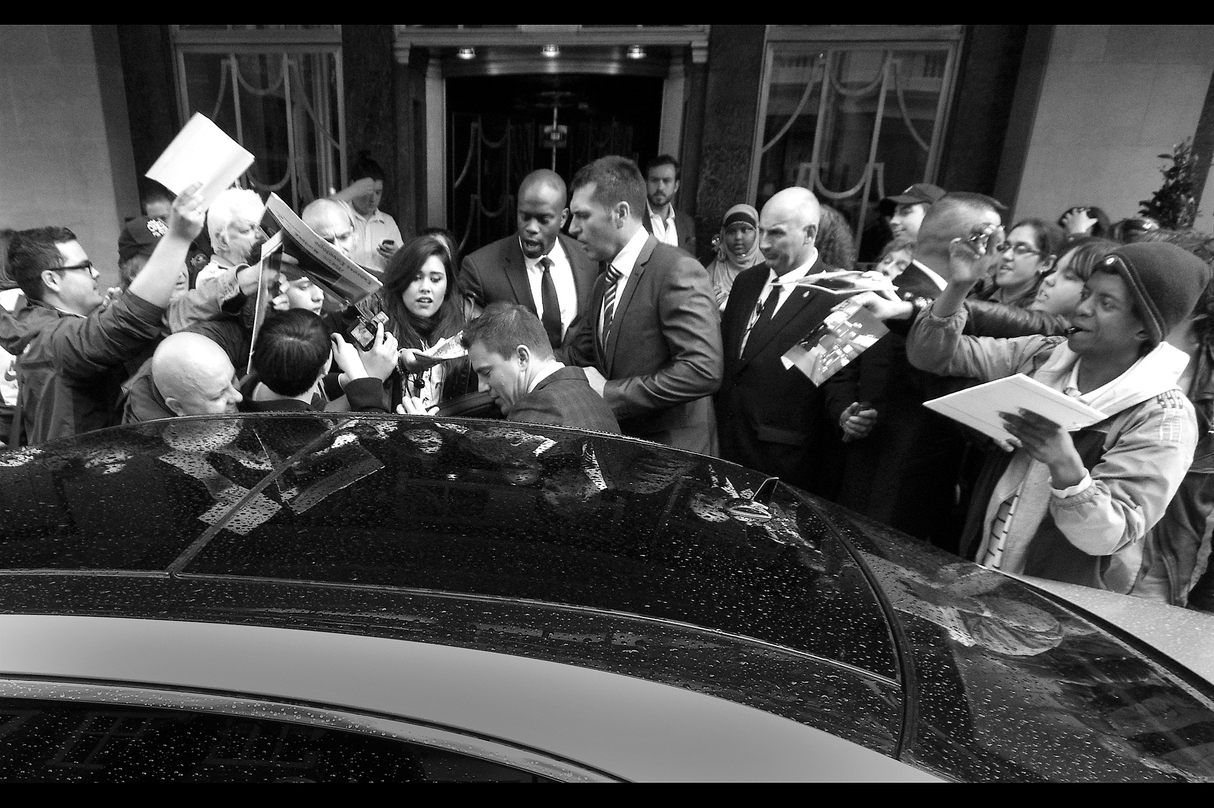 "Sorry guys, my quill has run dry and your papyrus is going to have to get signed some other time. But I wish you well in your future endeavours" . It saddens me to say that many of the autograph dealers in this picture are still active five year later (while I... well... I've probably moved onto bigger and better things, on the assumption I lead a double life of which I'm not aware)