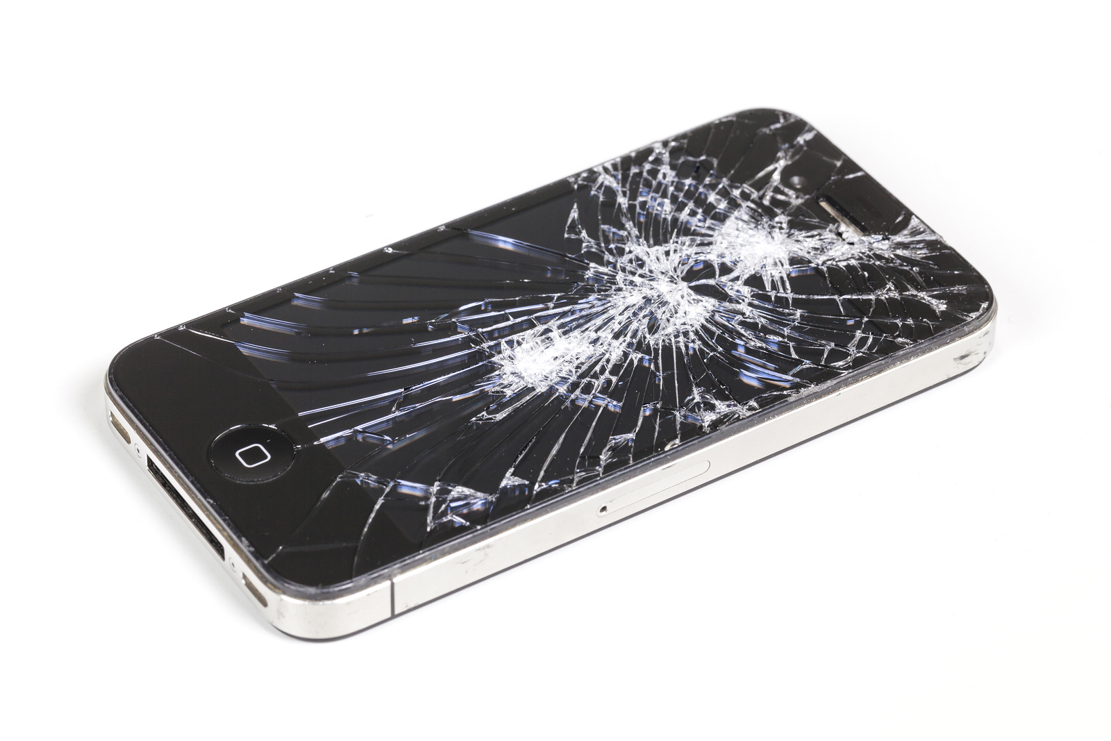 "You know, sir, this phone looks like it was thrown against a wall, and it smells of popcorn. And I'm afraid I don't do phone repairs for a55holes who use phones at a cinema : you deserved that 5h1t" (photo : gadgetmed )