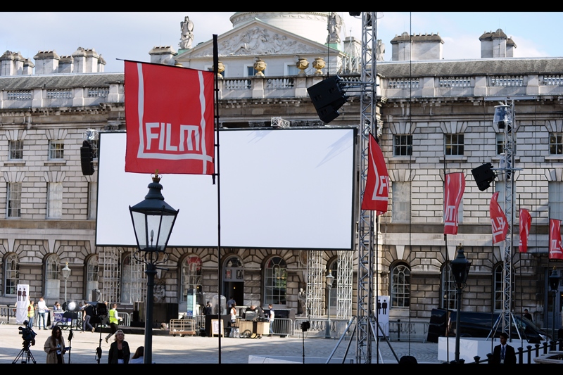 To summarise what I know so far : there's an event taking place here, but I see no dealers, no Paps, and no public pens or carpet. Flags, though, I see many of.