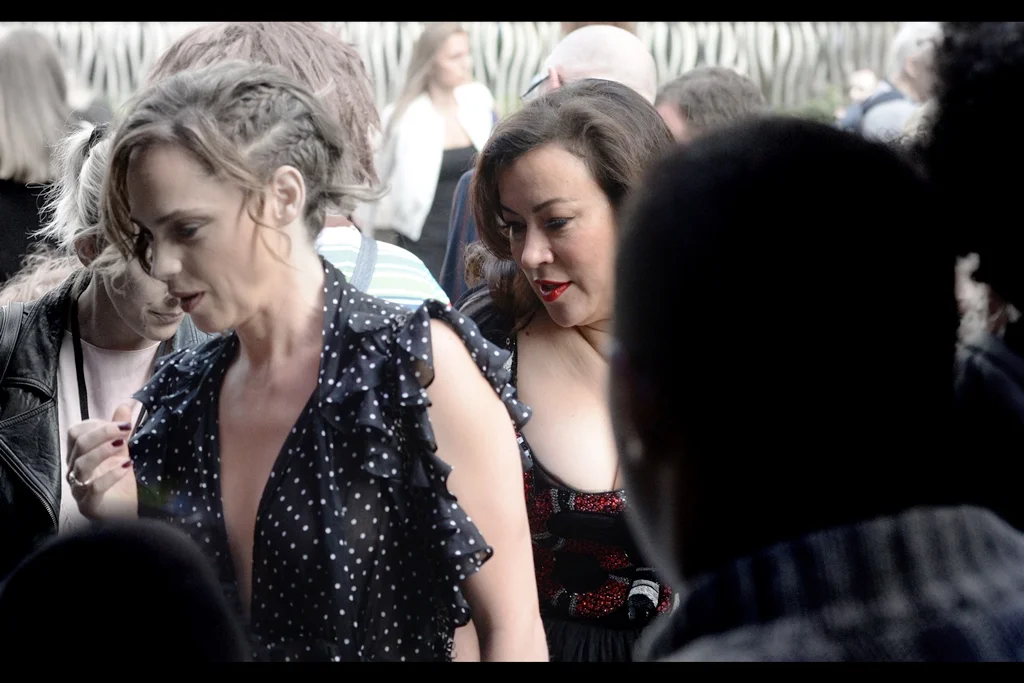 Oh, look - I appear to have reached the minimum requirement for a premiere journal : one (1) confirmed photo of a person invited to attend the premiere. In this case, actress Jennifer Tilly, who provides the voice of the doll Tiffany in the film