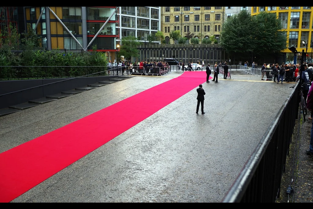My chosen spot currently overlooks a long, narrow and (for now) well-lit red carpet and approach to the Tate Modern's West entrance. Also, I really hope that one of the guests chooses to rollerblade down that carpet : the slope is pretty great (and I assume the glass doors at the entrance are being left open)