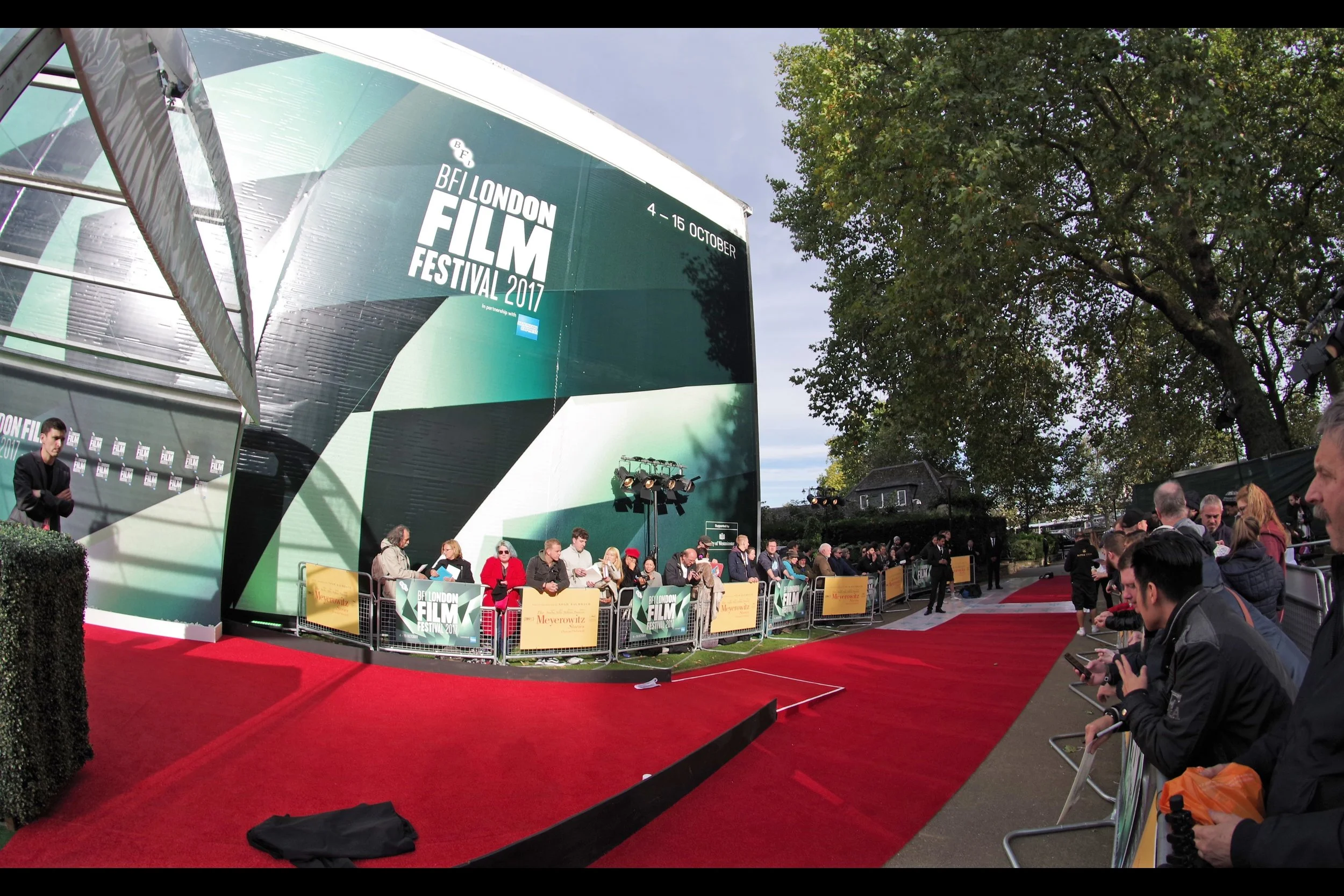 It's a small venue, lacking the huge pedestrian thoughput of Leicester Square... but the people here represents the more cutthroat elements of the premiere-going community : they're here because they know why they're here. (I'm here because I like to watch)