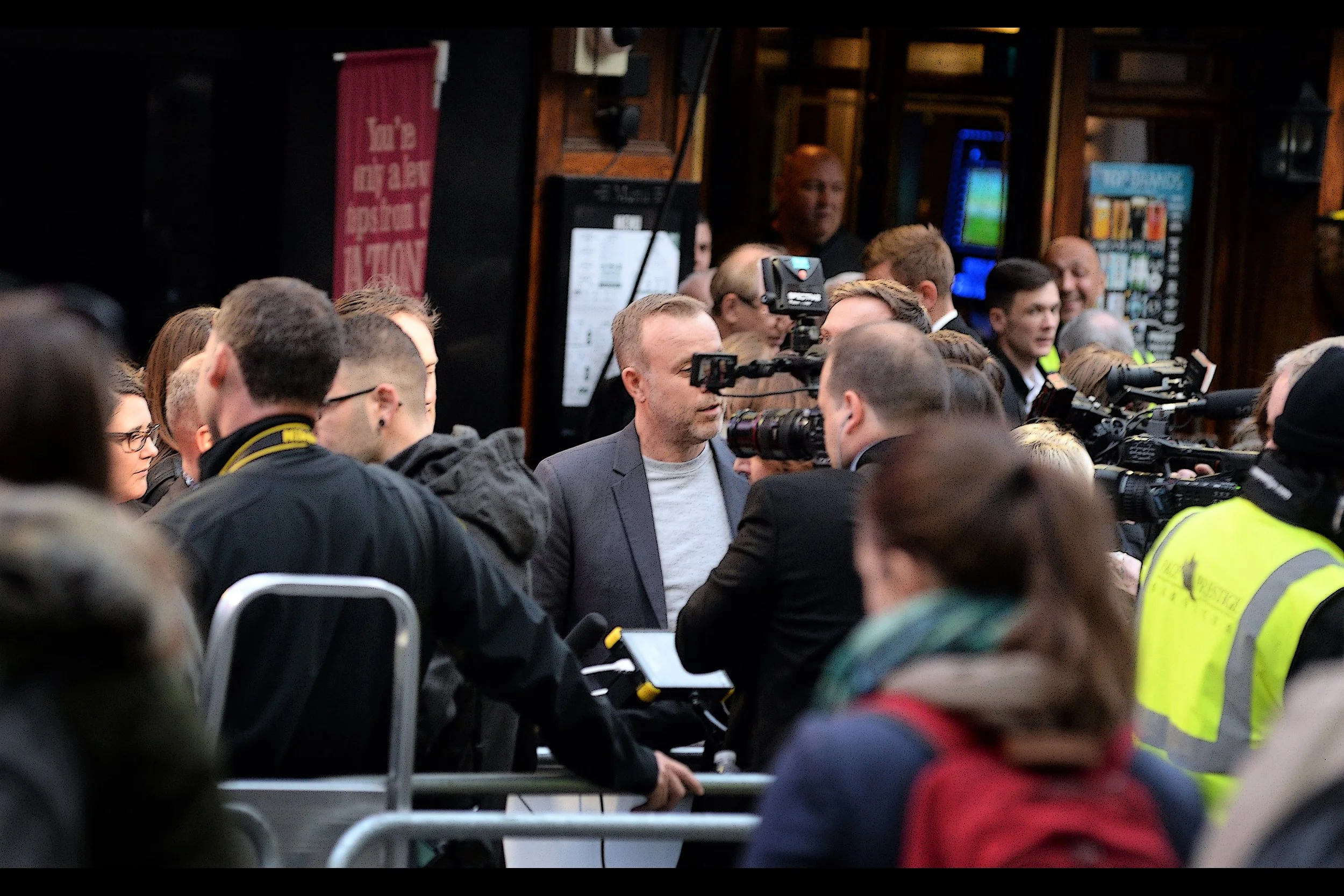 More "Amazing" photos taken from within Leicester Square park. Looks like I'm going to have to overcome my dislike of... generally.... People and hit the Masses for some decent angles.