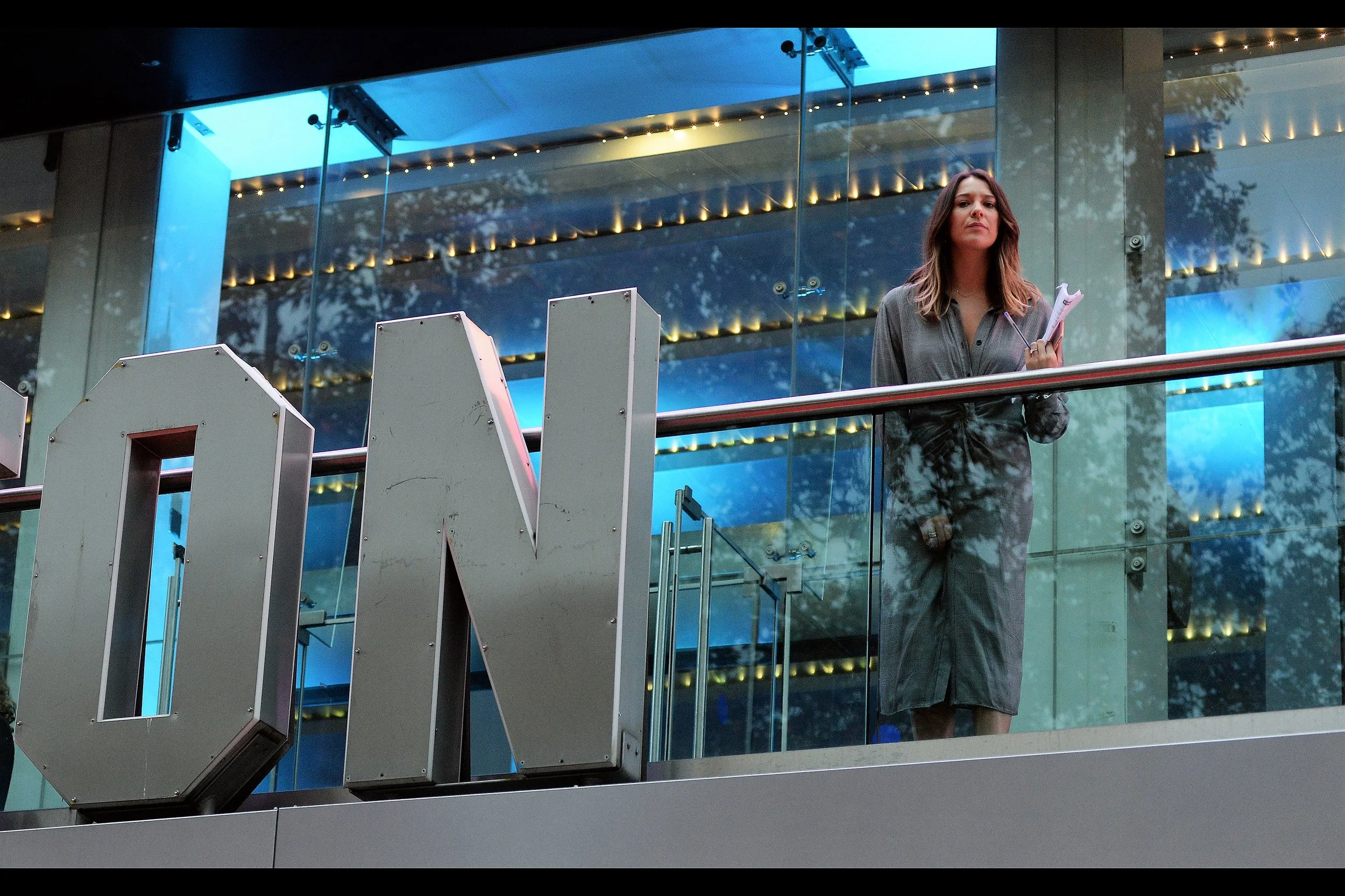 It's so ON right now. (The buildup for this premiere was very slow : among other things there was no media pen, meaning no interviews, meaning the star(s) didn't have to arrive early to leave enough time for interview commitments.