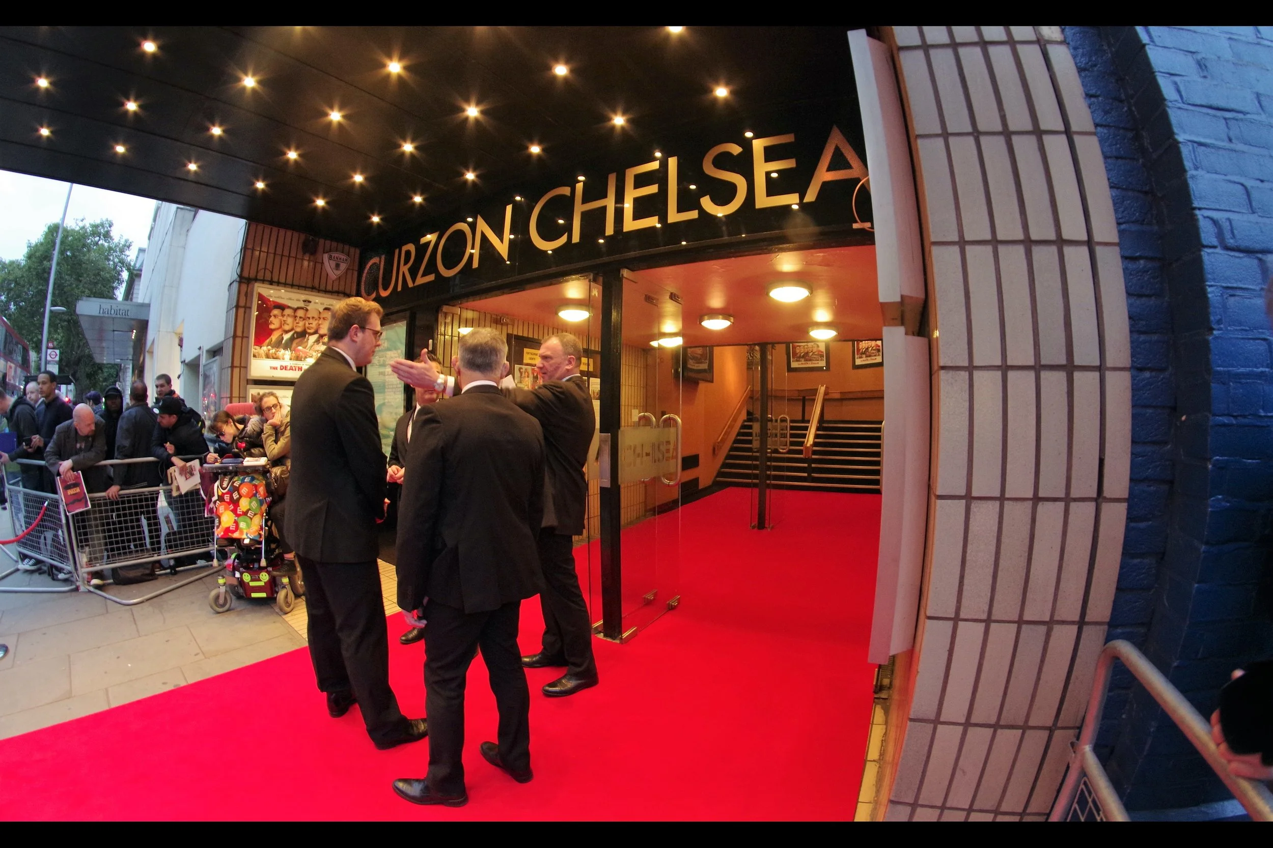 - we're in Chelsea for this premiere, and I foresee difficulty in spotting the Silver Mercedes cars usually used to dispense premiere celebs : in Chelsea, they're overshadowed by Aston Martins, AMG Mercs, Maseratis and Rolls Royces. You might as well show up in a Ford Focus
