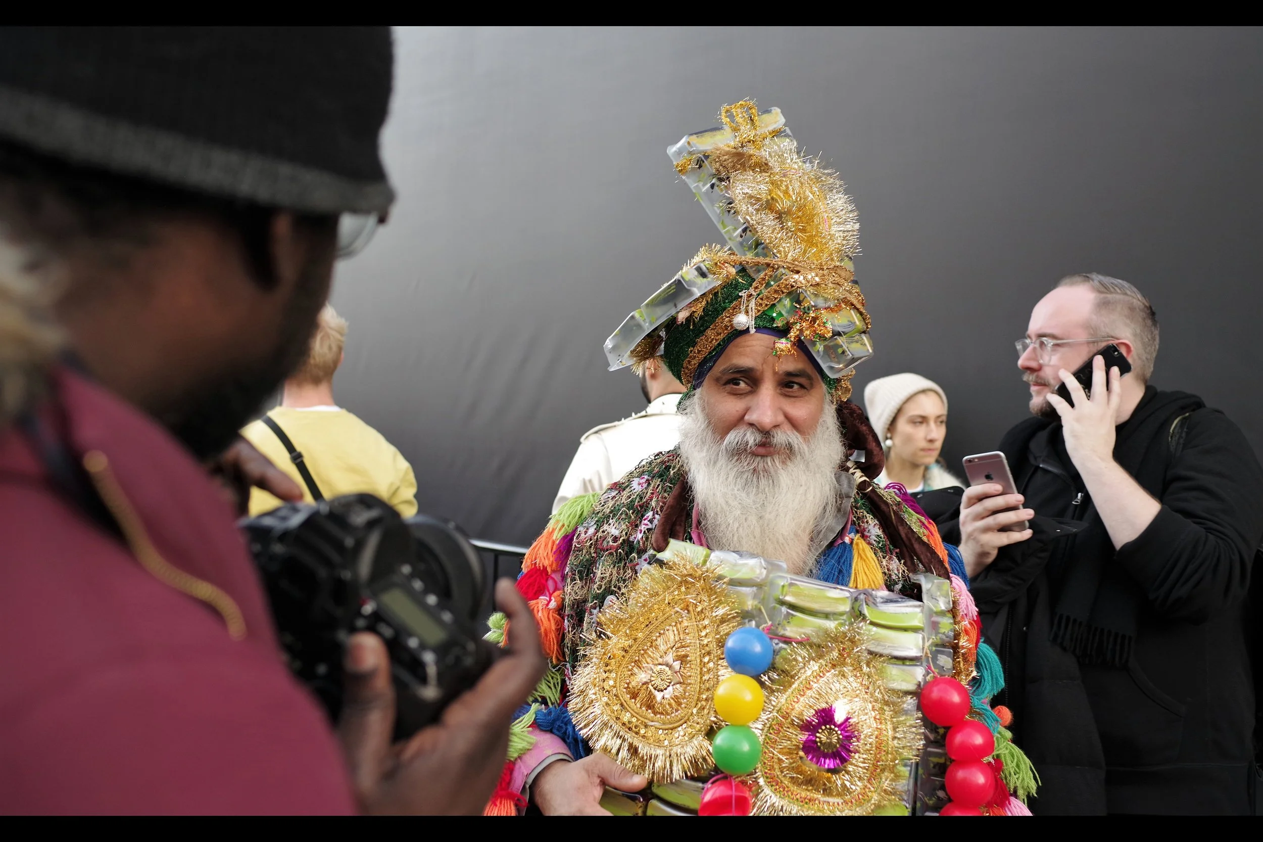 "Don't let the guy behind me fool you : dual-wielding mobile phones is NOT fashion. What I'm wearing is"