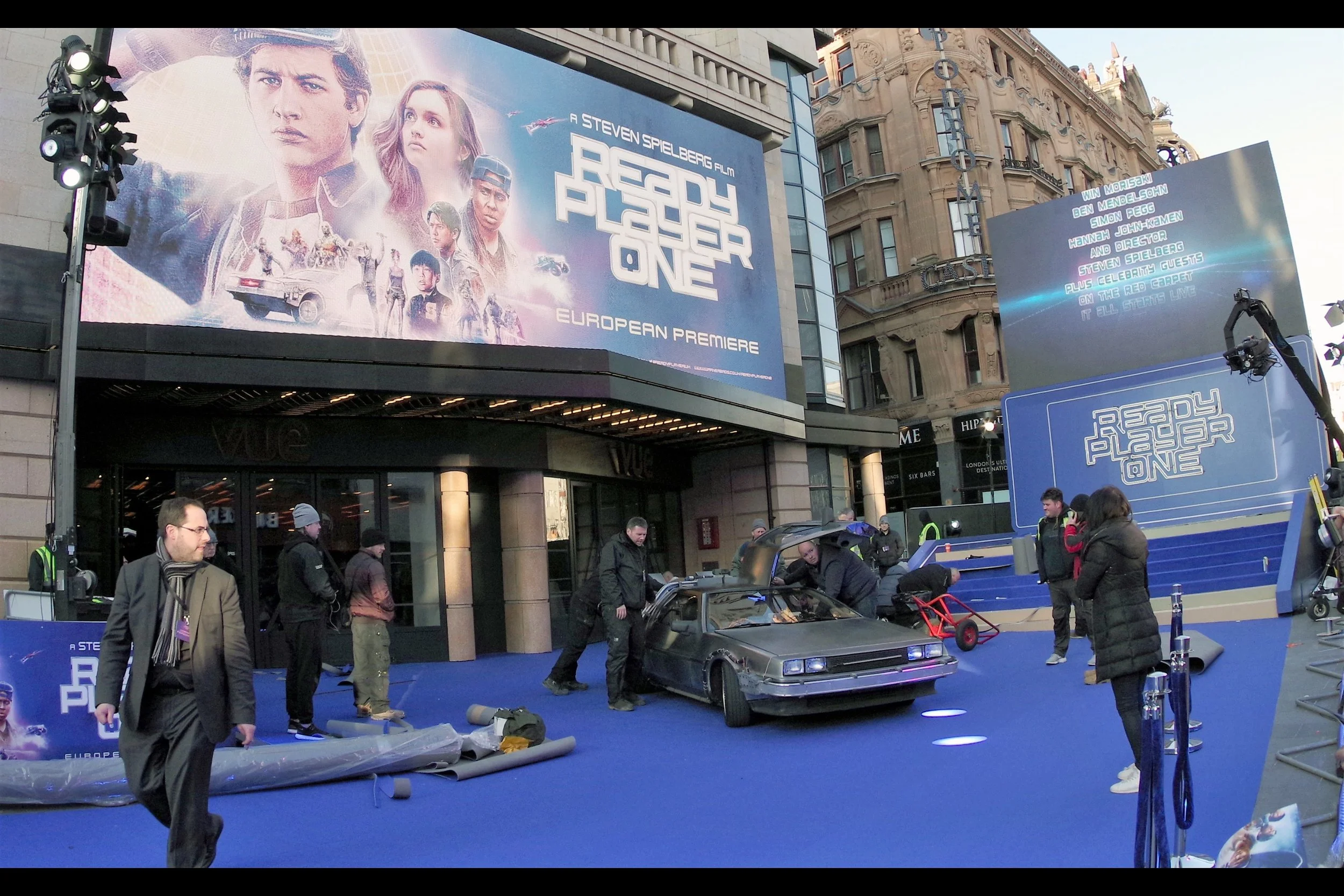 They brought a DeLorean to the blue carpet!! That alone should stop me thinking about how I can't feel many of my toes and fingers and there's only <checks> about 150 minutes til the premiere is set to start.