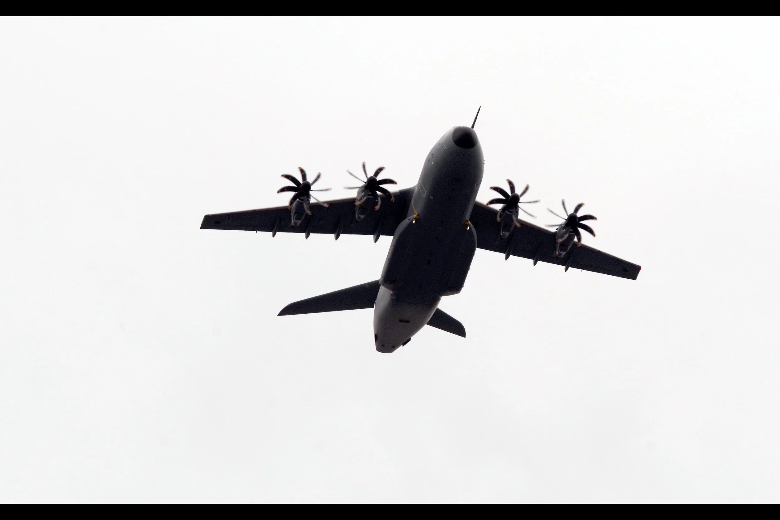 I'd also brought along a Big Zoom lens, but the disadvantage of that over (say) a fisheye lens is that the photos are kind of context-free. This is a plane, in the sky, in other words. And that's where planes belong.