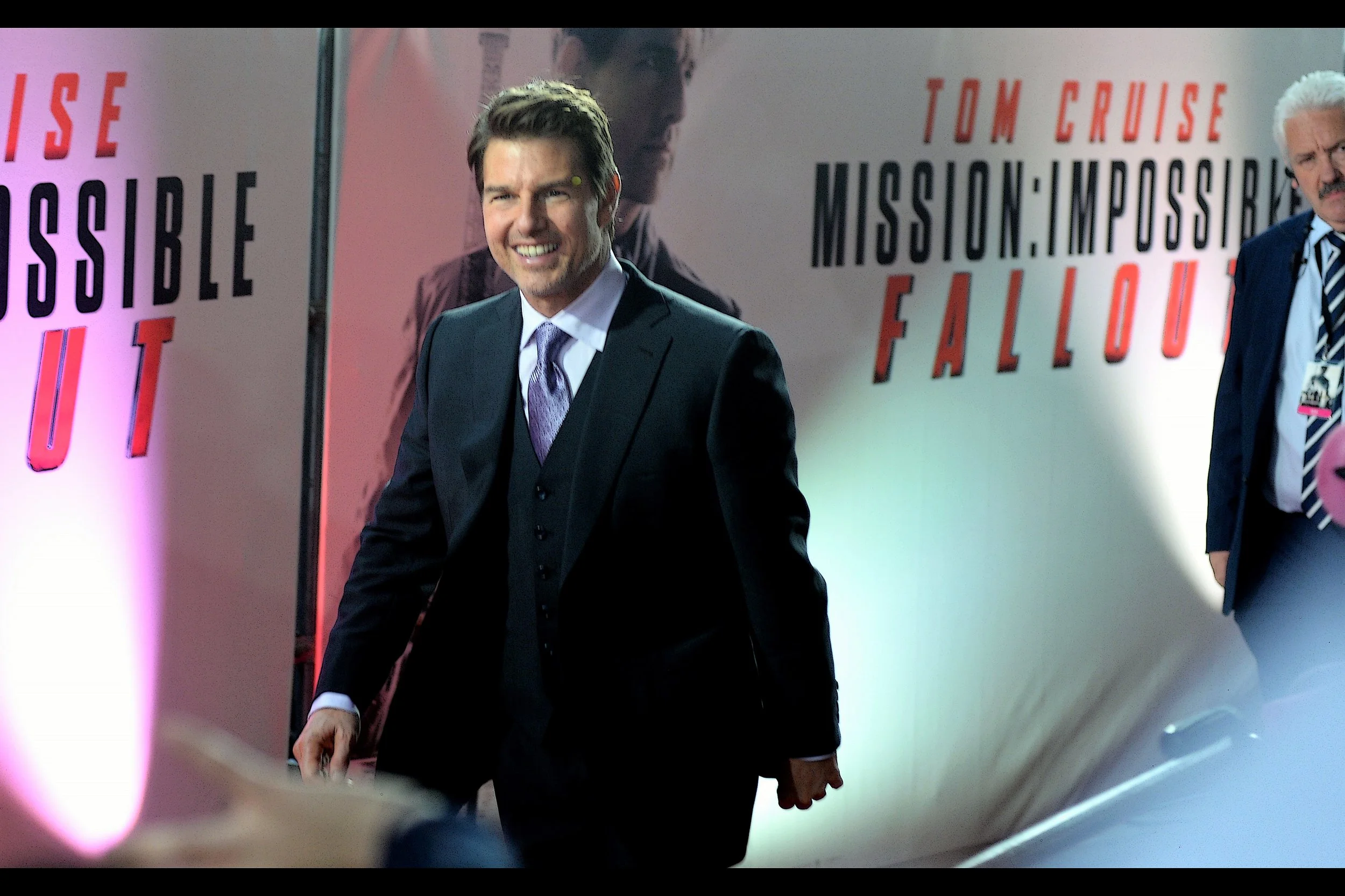 After pausing briefly for another interview, Tom Cruise RETURNS to do more signing!