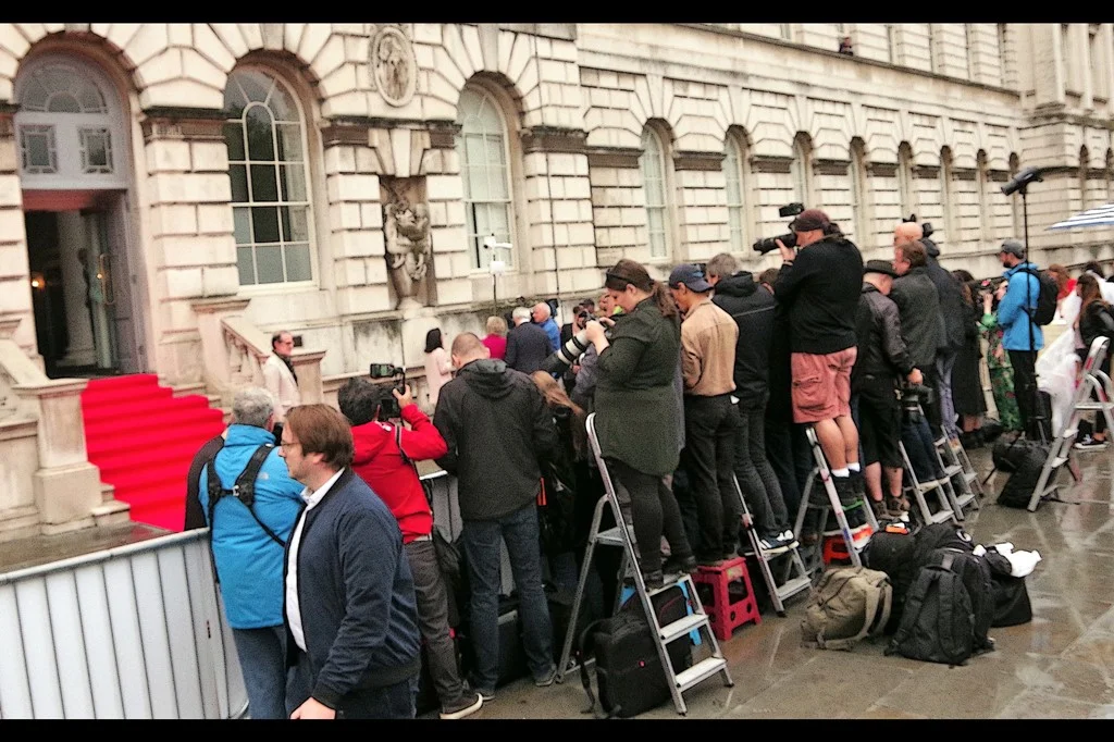 For this premiere, the back entrance of Somerset House was surrounded by barriers on three sides : two occupied by interview media, and the one facing the stairs occupied by paparazzi. That left us few, proud and geeky about 2 metres behind the paparazi. Damnit.