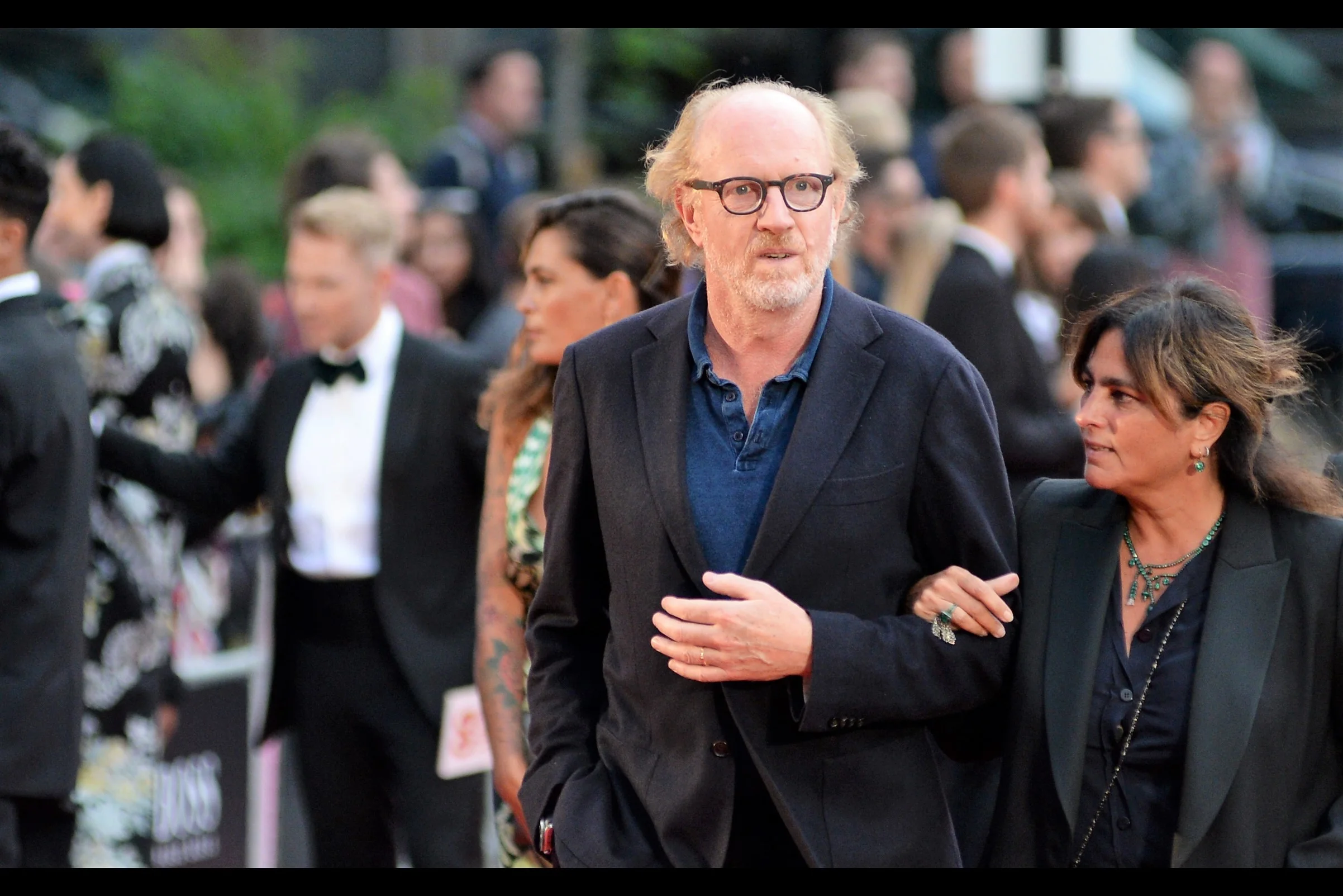 I don't know who this is, or if he's even famous. But among a cavalcade of tuxedoes and ballgowns, I think his choice of jacket-over-denim(?)-shirt is bold and worthy of commemoration. You rock, good sir! Alternatively, perhaps he's really famous. I don't know.