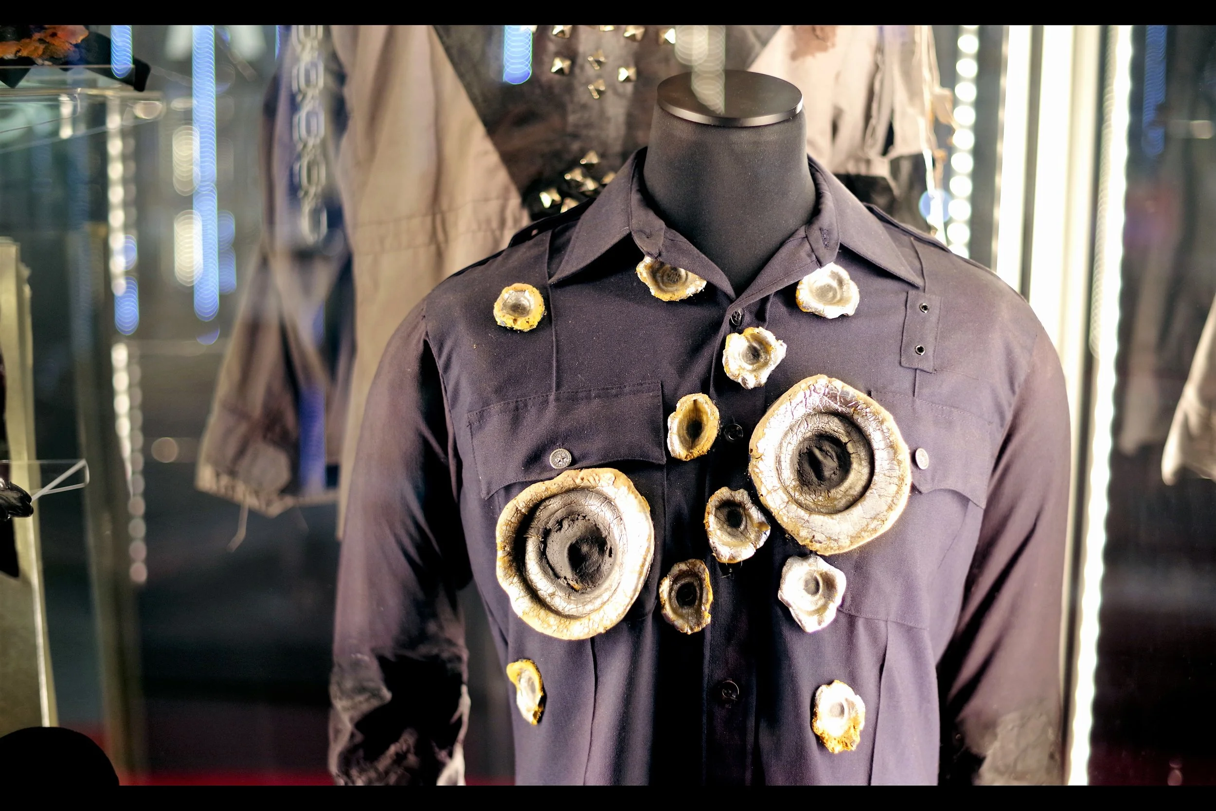 Not pictured but included: metal arms for gripping onto the backs of cars (useful!). T-1000 shirt from Terminator2 : Judgement Day. Winning bid: £14,000