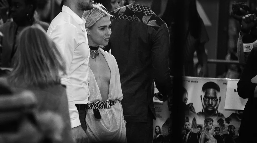 “We’re cooler than you…. you….. you…. you…. and you” . Well, yeah, but you’re facing the Paparazzi. And the one with the Cool Hat was at the other premiere.