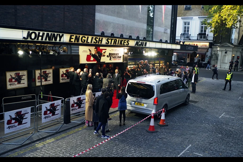 My only ‘gimmick’ at this premiere : I had a monopod to shoot with, using the Pentax’s stupidly slow 1 frame per 2 seconds interval shooting mode. Damnit, my old K5 was TWICE as fast…. and my current GoPro FOUR times. So why am I using the K1? Near as I can tell, stupidity.