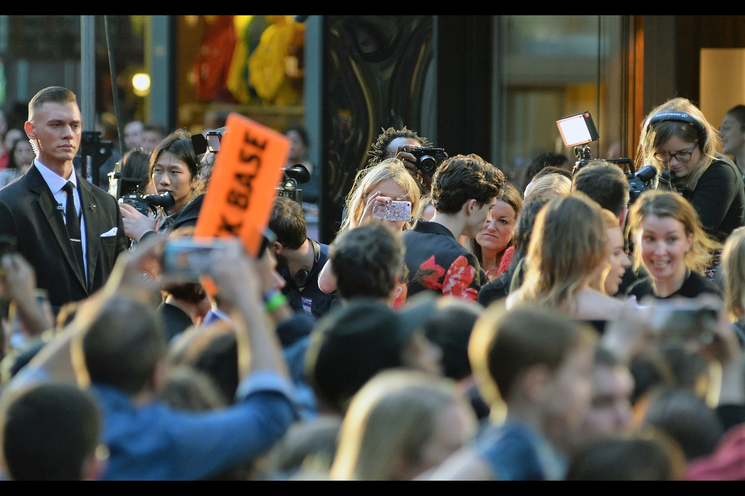 But no… the object of many dozens of girls’ screaming affections is the man in the red-floral-upon-black suit being interviewed : Timothée Chalamet.