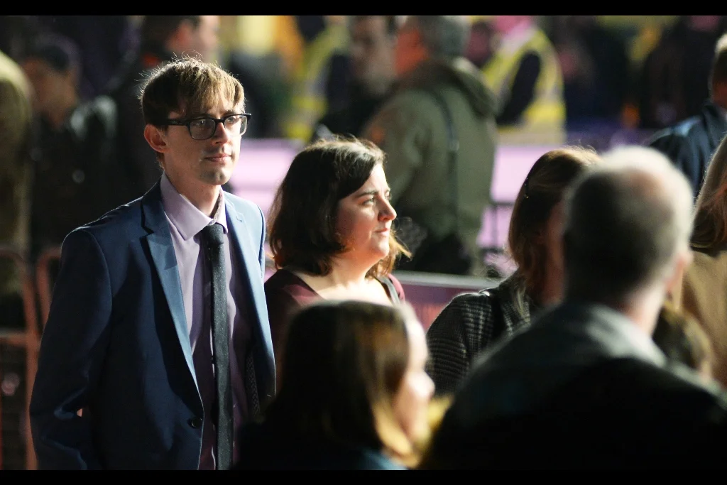 Olivia Cooke and Dan Fogelman are being interviewed together and are diligently monofocusing solely on the interviewer without looking around…. so I’m focussing on anyone else who looks interesesting or isn’t entirely blocked by other members of the public. the Paparazzi pen hasn’t budged since Cooke and Fogelman arrived… most of them appear to be disinterested in goings-on.