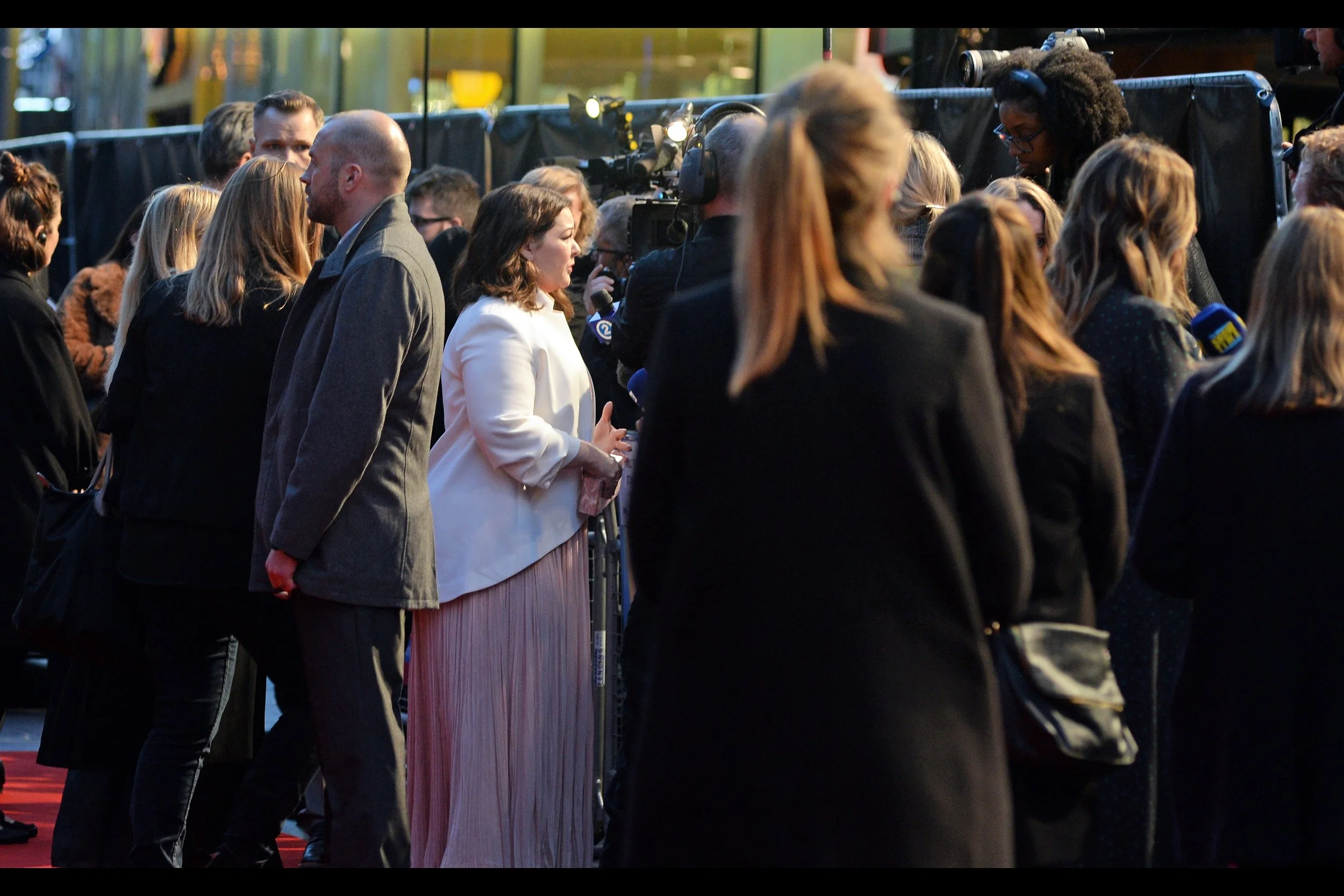 In case the question ever needs to be answered, it apparently takes no less than SEVENTEEN people (pictured) to interview just three people. It’s why photography at premieres is not easy.