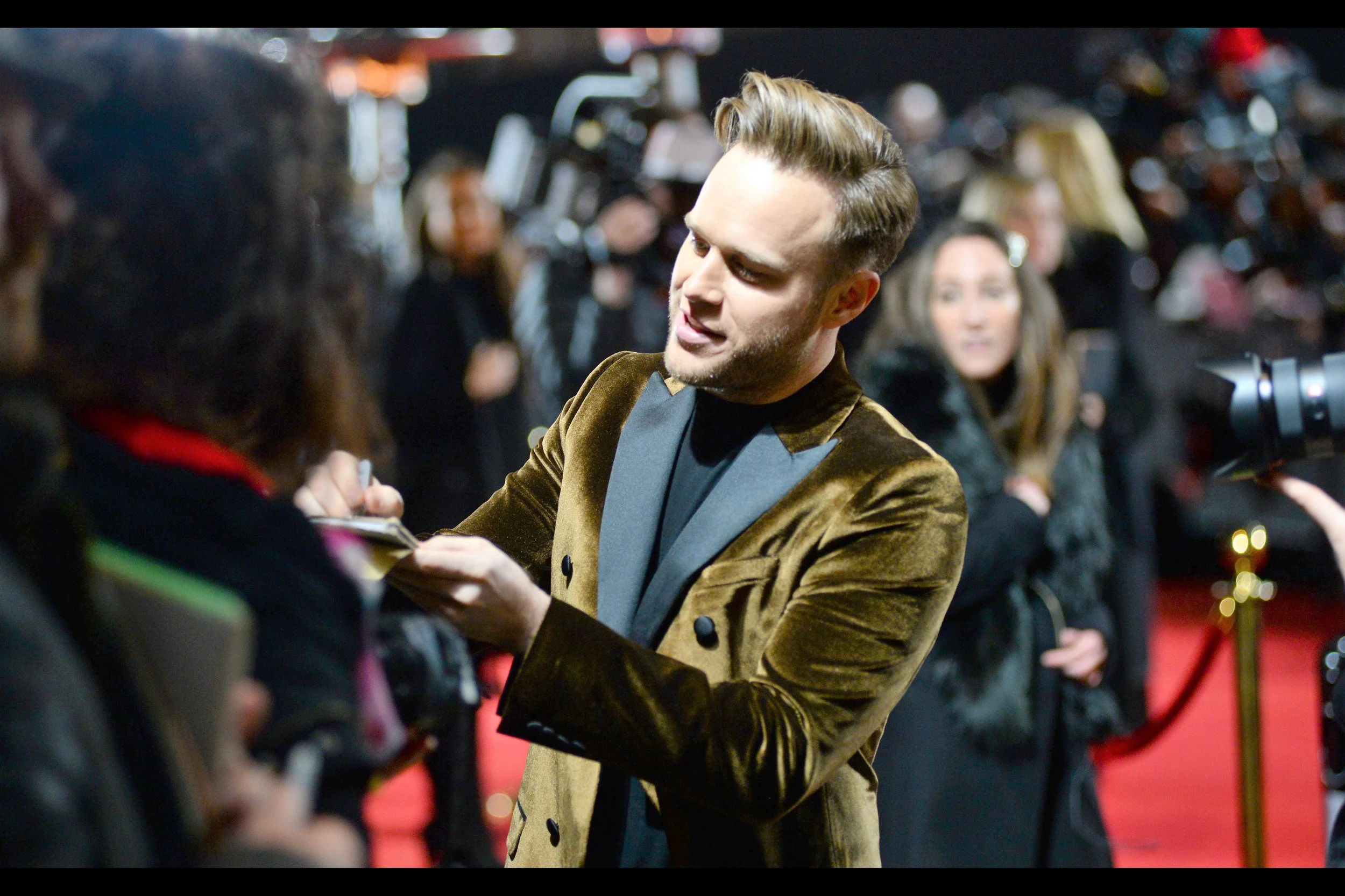 Score one point for the German ladies to my right : they identified singer Olly Murs before I did, or could. I expended more effort trying to figure out what colour his jacket is, if I’m honest.