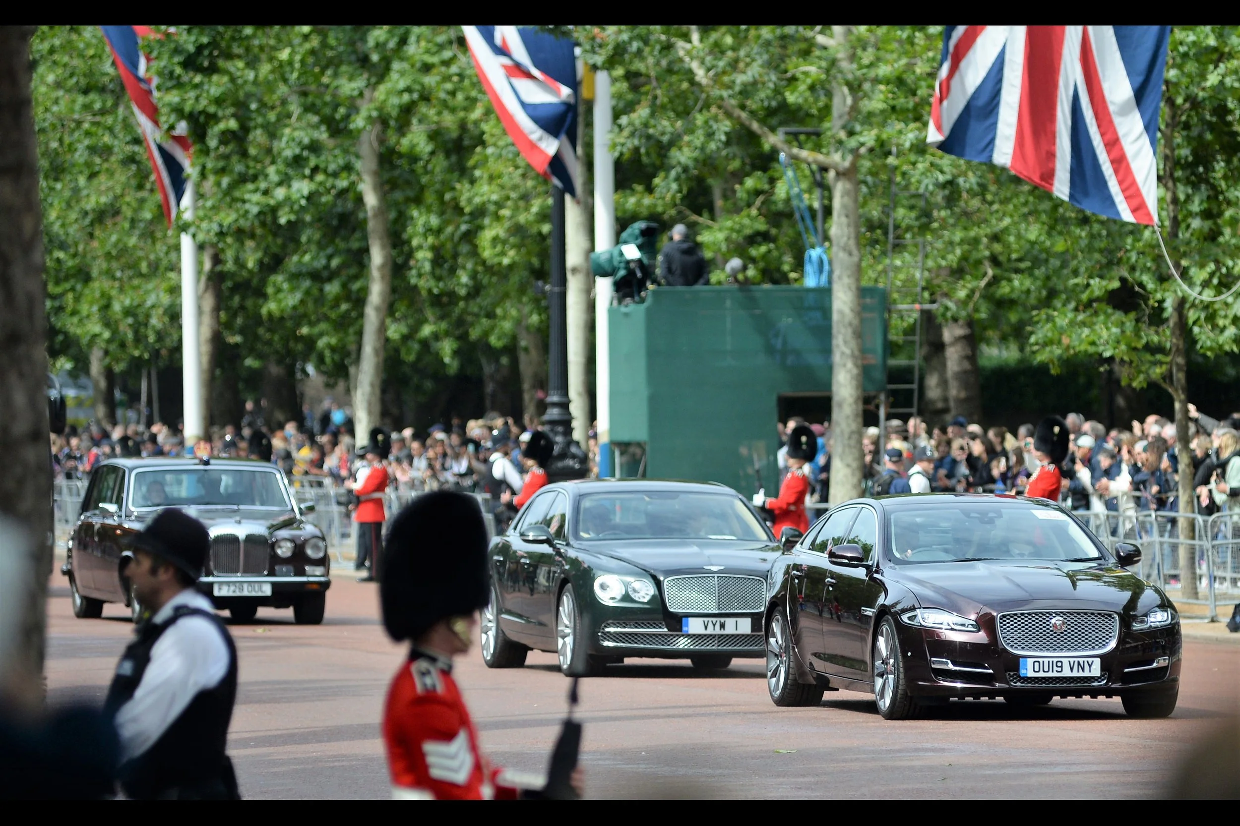 Lesser Royals (who are still better people than you and me, obviously) travel to Horse Guards Palace by car, ahead of the carriage- and horse-based Senior royals yet to come.