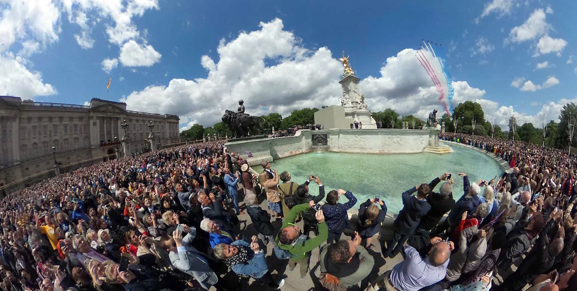 Amongst all the crowds, I managed to set my Ricoh Theta to autofire at the scintillating interval-shooting speed of 1 frame every 8 seconds (that’s its maximum!) - Amazingly I got the Red Arrows on approach….