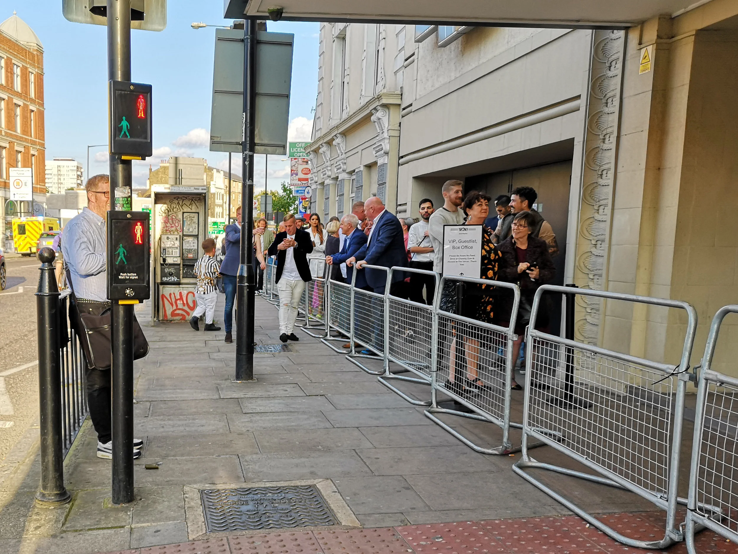 A view of the VIP/Guest queue for the event…. and it’s only now, about a 24 hours later, that I realise that (surely) the stars of the film aren’t going to just stand in line to get into their own premiere. But the OTHER queue is for ticketholders…and they’re not likely to queue there either.