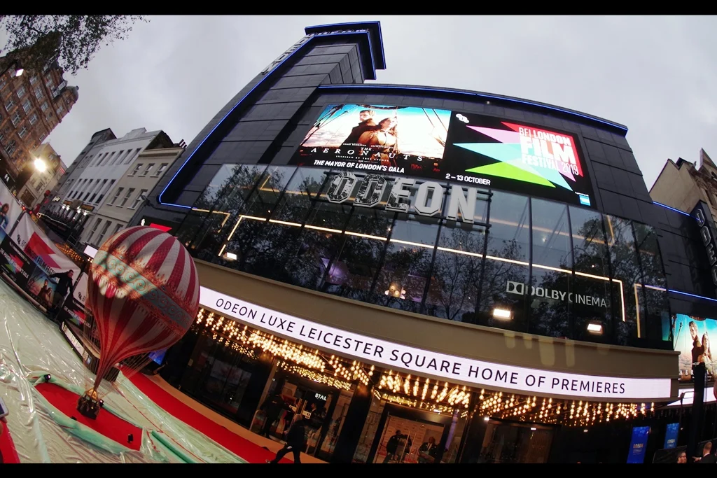 Were given limited (meaning NO) real choice where to stand at this premiere, so I ended up in front of the Odeon Doorway - a considerable distance from dropoff and interviews. Still… I was among nice people, and our pen was isolated and only one-deep. These are not bad things.