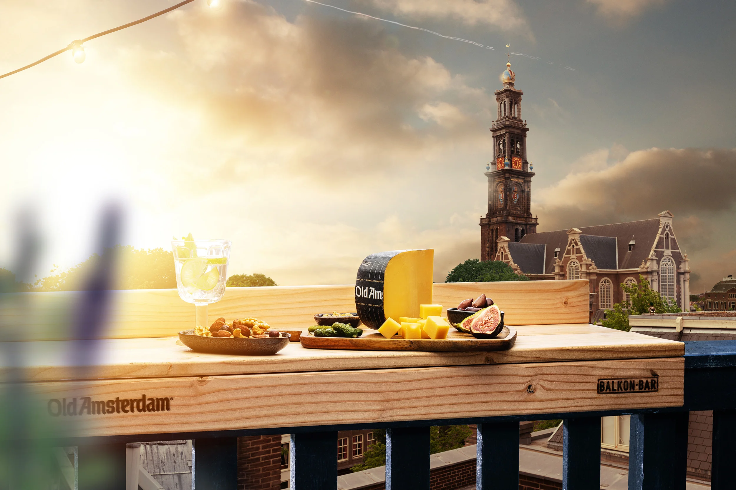 In de stad zijn er maar weinig met een tuin bedeeld, maar de meesten hebben wél een balkon. Dat is de plek waar je met een drankje en een blokje Old Amsterdam de gouden uurtjes doorbrengt. En daar kun je nu, of nou ja tijdens de actieperiode, de ideale gadget voor winnen: de Old Amsterdam Balkonbar. De dag-winnaars worden rond borreltijd bekend gemaakt. 