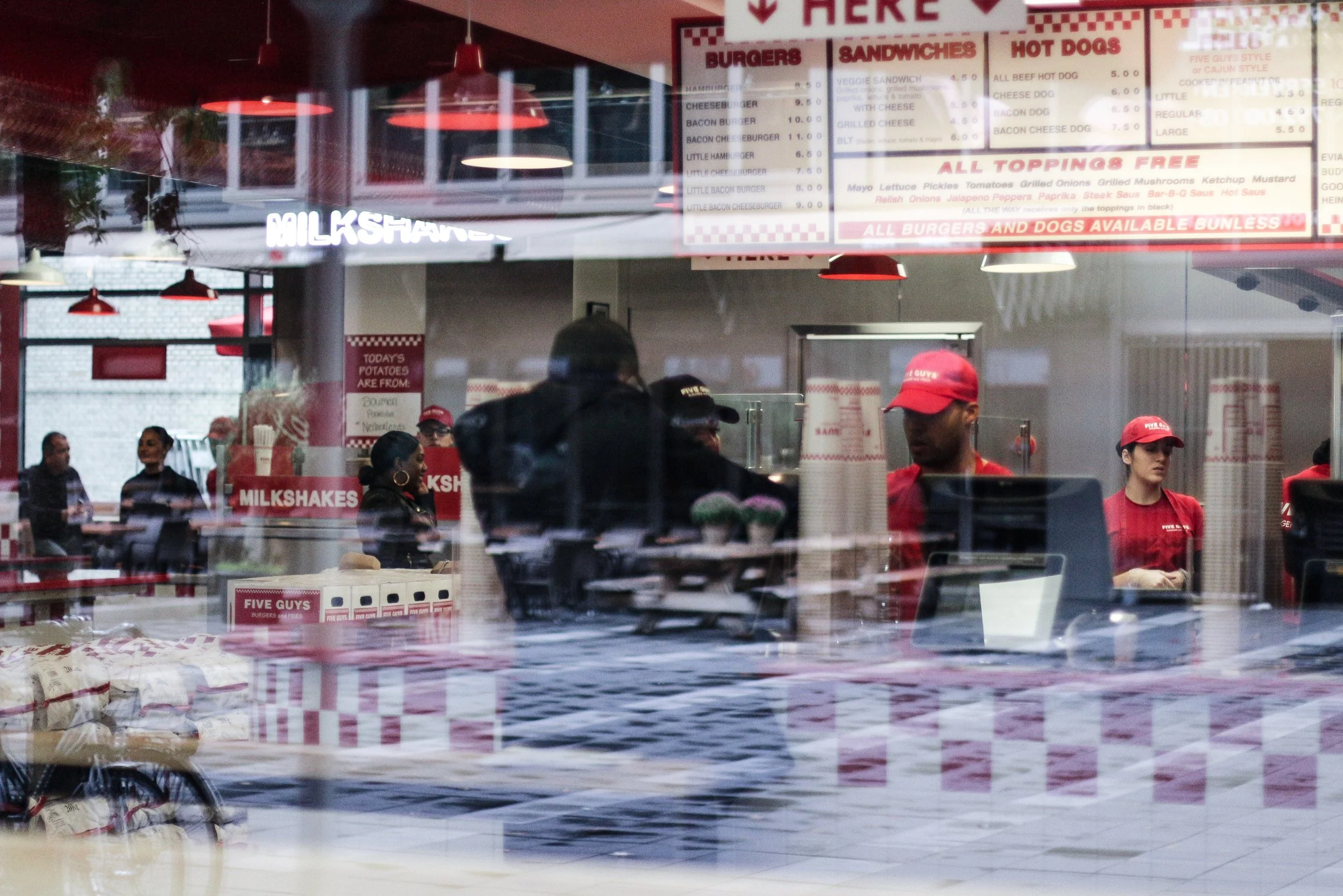 In onze contentstrategie houden we er rekening mee dat Five Guys een nieuwkomer is. Ons doel is om ervoor te zorgen dat er een band ontstaat tussen de keten en de Nederlandse en Belgische markt.