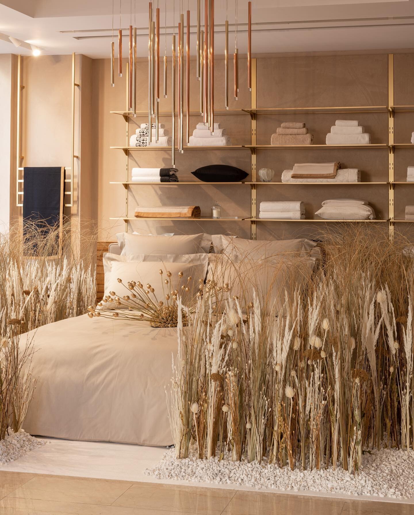 Last week to discover the installation by the artist @lucy_artvegetal for the launch of Naturalismo capsule collection of organic and sustainable bed linens @fretteofficial 

📍49 Rue du Faubourg Saint-Honor&eacute;
75008 Paris

📷 by @paul_blind 

#