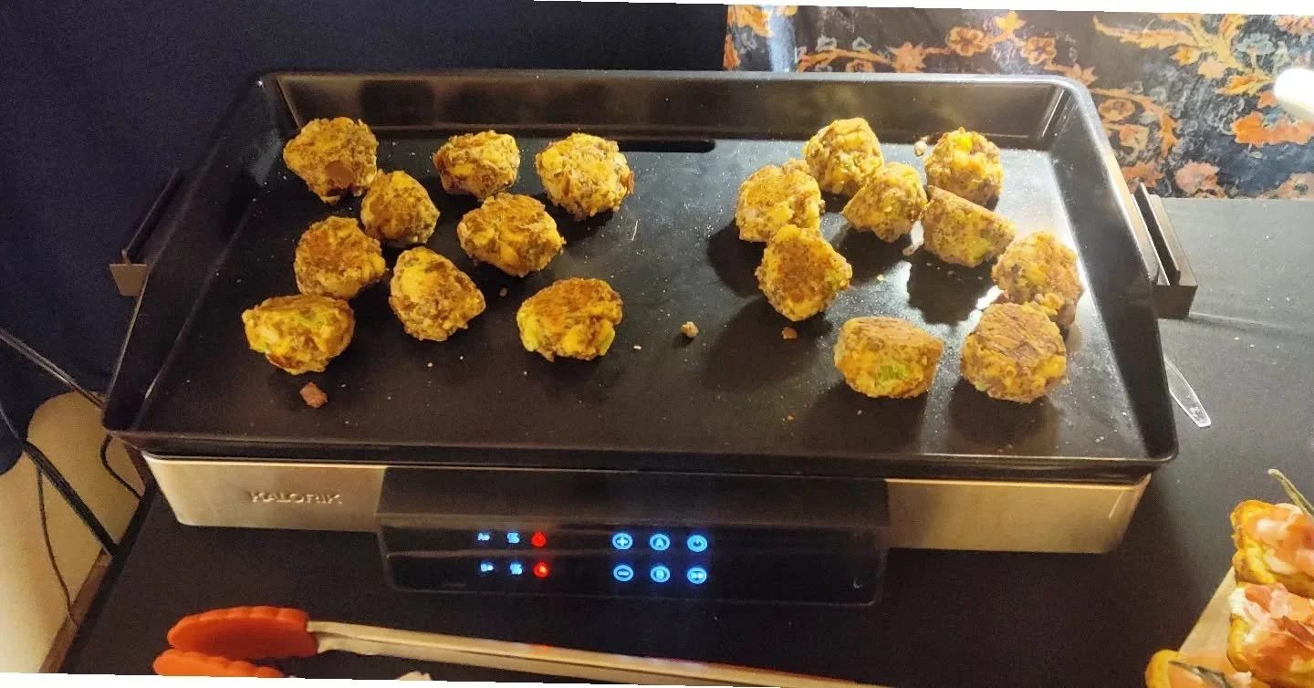 You can't have a #winepairing event without food, and oftentimes that means I need to prep apps and dishes on-site. Nobody wants to eat cold appetizers!

🔥This MAXX 2-in-1 double griddle from @kalorik is perfect for those smaller venues that don't h