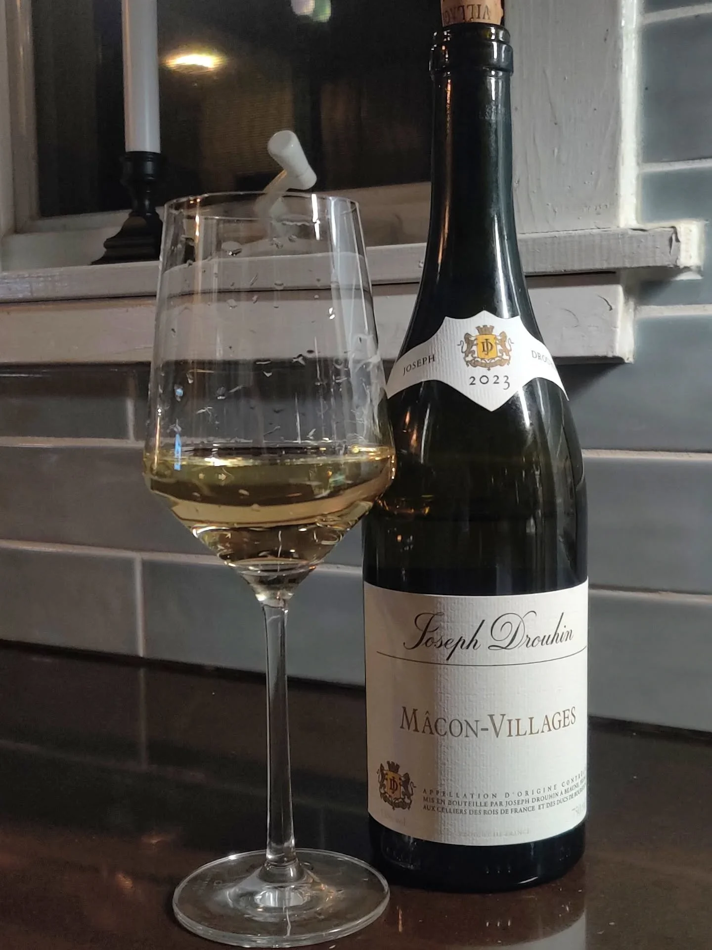 Sometimes, clarity and simplicity are the most beautiful qualities. I picked this #maconvillages from a local shop, while on vacation in New York last week.

At two years old, it's a very young wine, even for a #chardonnay. The color is a pale, vibra