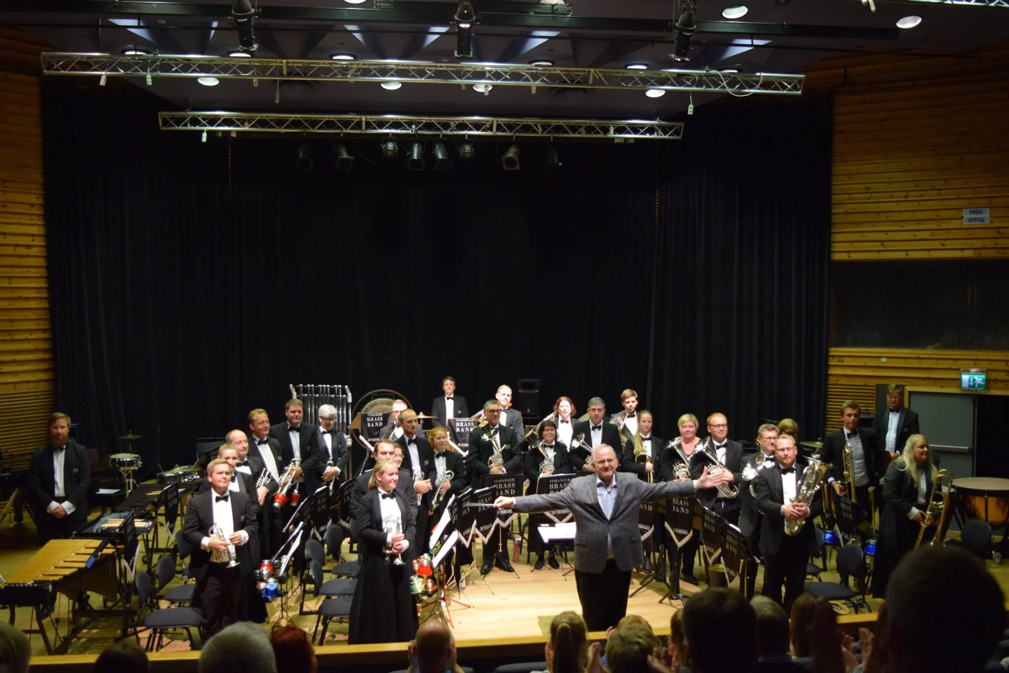 Stavanger Brass Band og kursdeltager Bob Walp. Photo: NMF Rogaland