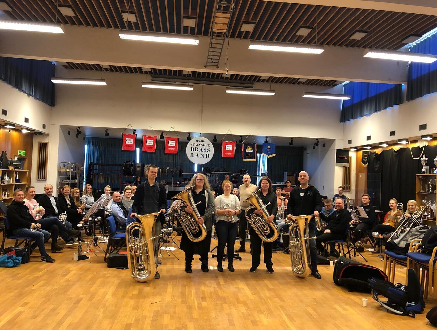 NM Brass 2020 n&aelig;rmer seg med stormskritt og kommende helg fylles Grieghallen med korpsmusikk. En viktig brikke i Norges korpsmilj&oslash; finner vi en liten time nord for Bergen, p&aring; Manger Folkeh&oslash;gskule. Denne fine gjengen, med res