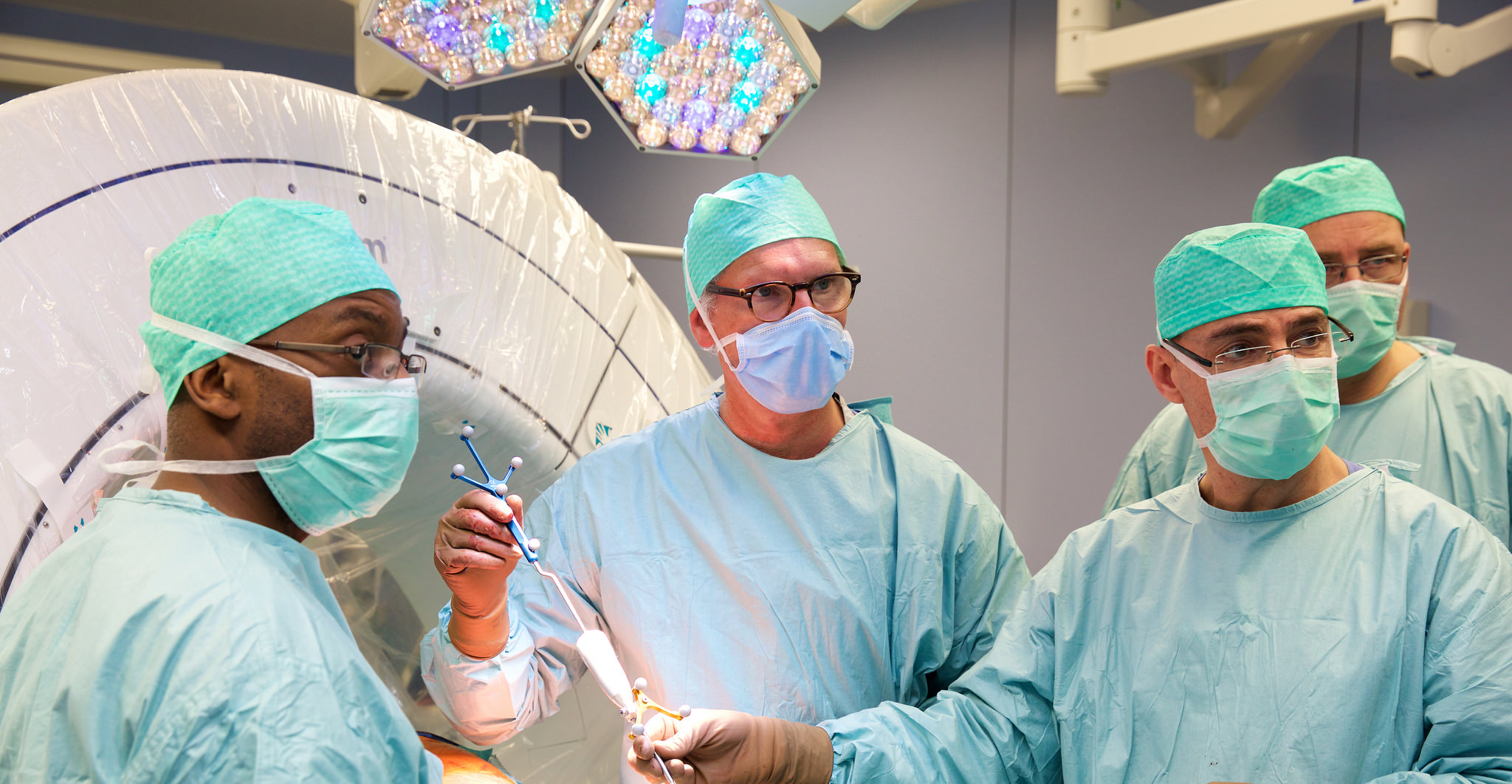 Le Dr Jerry Kieffer (au centre), médecin spécialiste en chirurgie pédiatrique et son équipe.