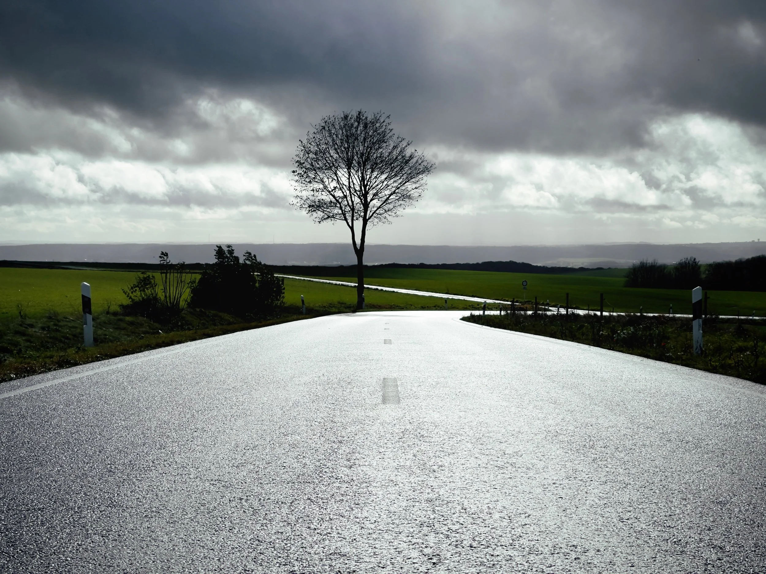 Sur la route, à vélo.