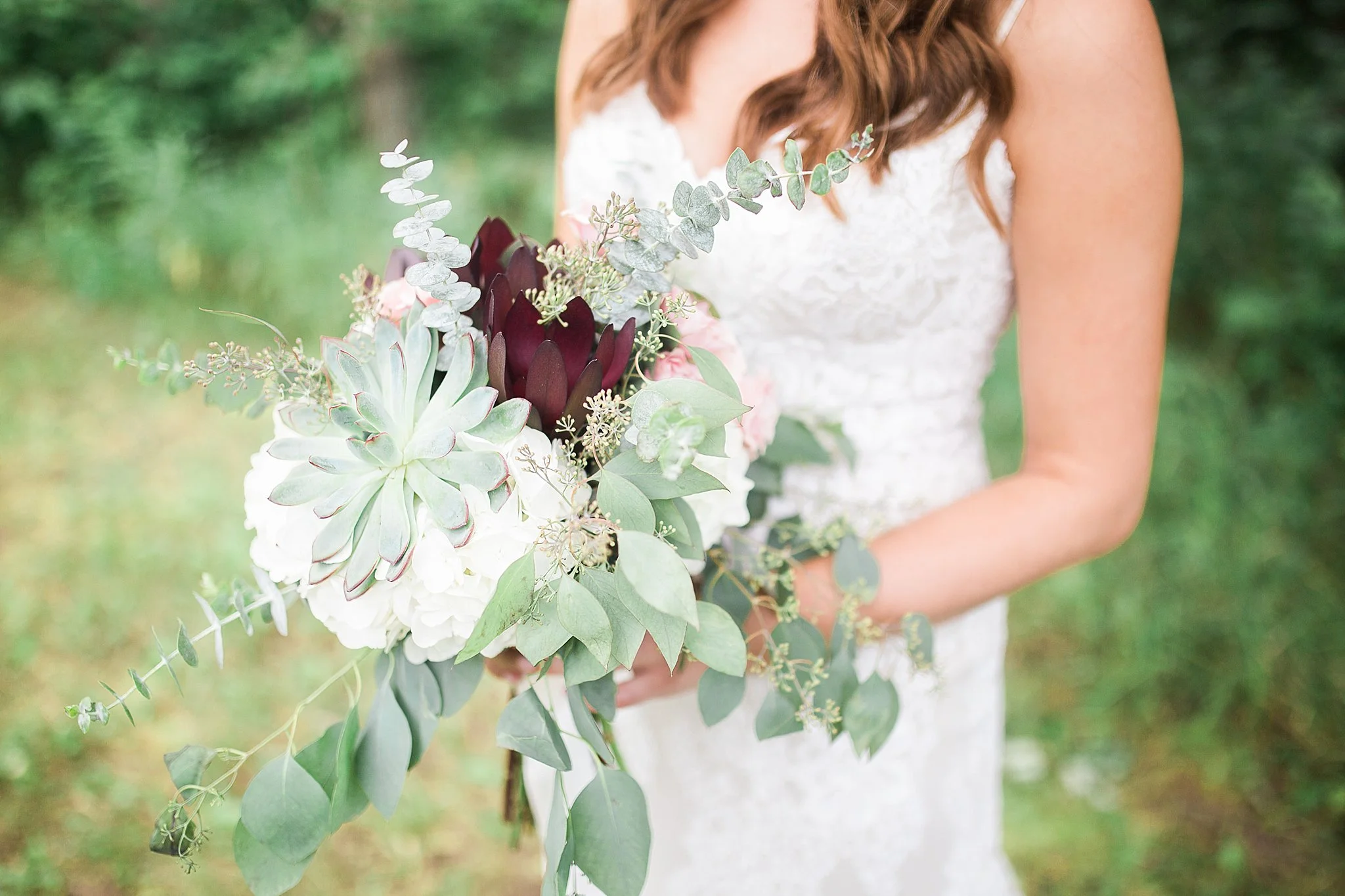 Classic Pineridge Hollow Wedding | Winnipeg Wedding Photographer | Bridal Bouquet | Keila Marie Photography