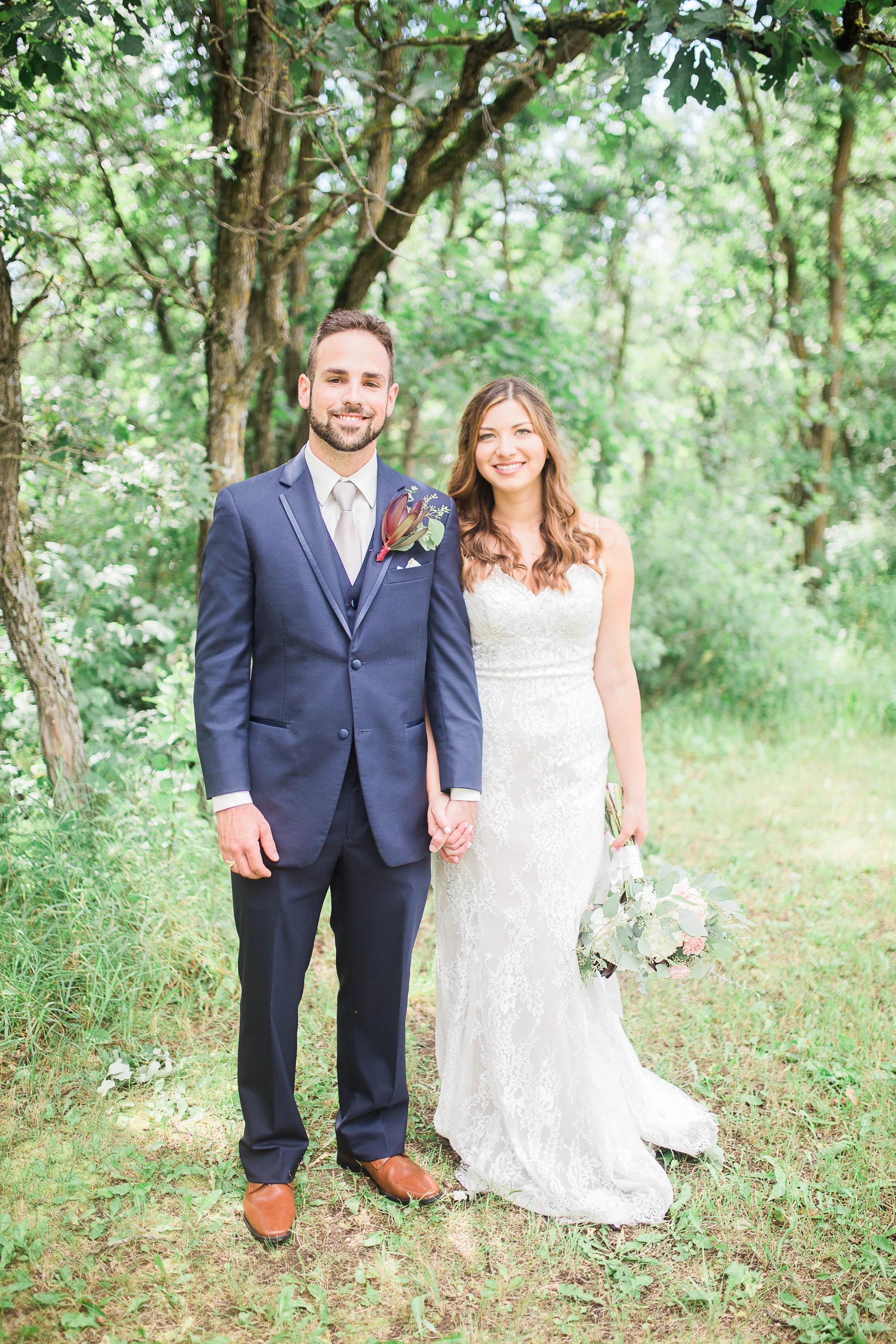 Classic Pineridge Hollow Wedding | Winnipeg Wedding Photographer | Wedding Couple Poses | Keila Marie Photography