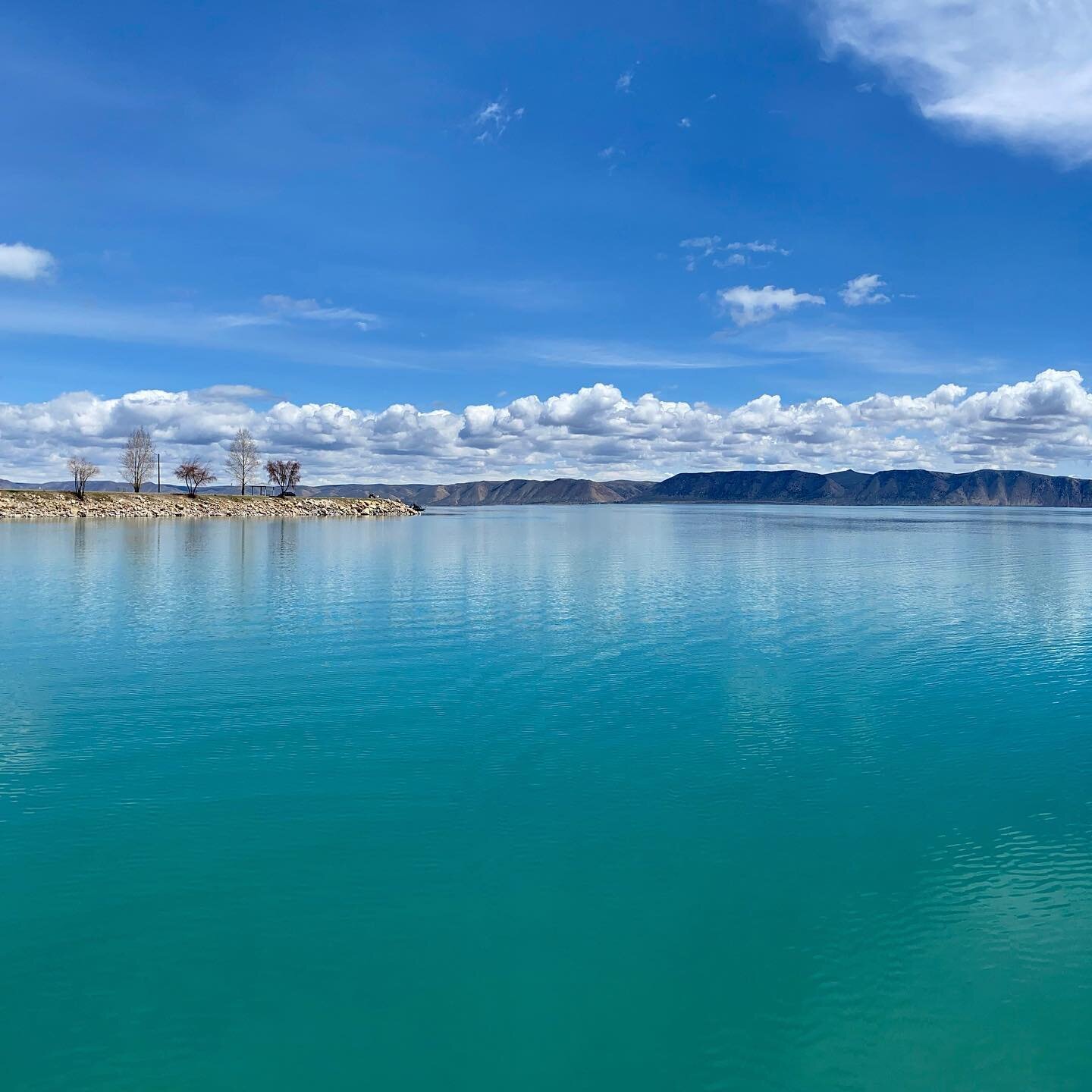 The Caribbean of the North 🥶 but much colder. Now if only it could be this smooth and calm all the time...and warmer please ☀️ #bearlake #utah #panorama #earth #nature #lake #water #color #spring #happyplace
