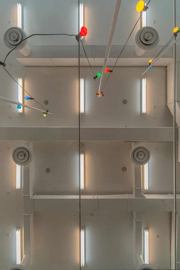  Pat Foster & Jen Berean , Principles & Practicalities (hot/cold), 2016, Daylight fluorescent lamps, Warm White fluorescent lamps. Courtesy the artist and Evelyn Yard, London