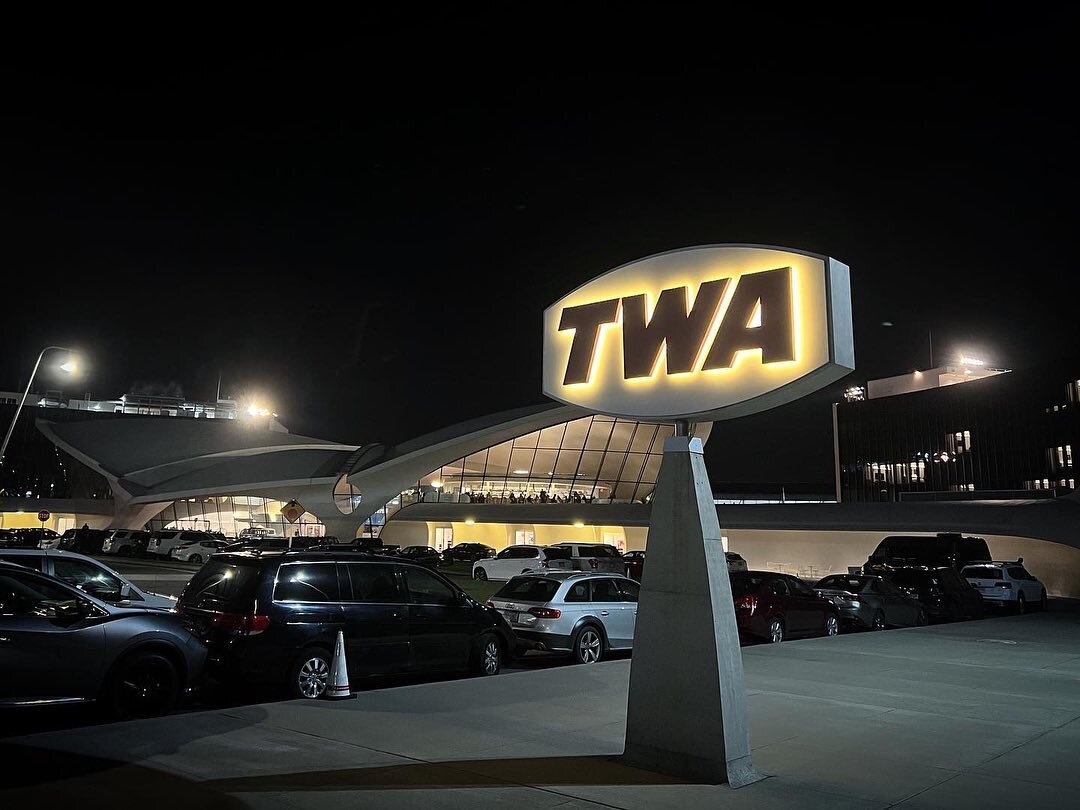 The TWA Hotel is a masterclass in mid century branding. Perfect time capsule of early 60&rsquo;s modernism, updated with contemporary amenities. What a joy!

@type_and_image @twahotel #branding #brandingdesign #brandingdesigner #branddesign #brandide