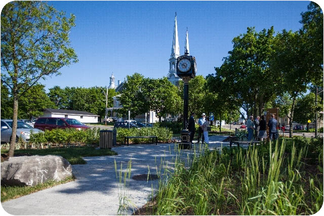 L'horloge à quatre cadrans, symbole du club Rotary de L'Ancienne avec en arrière plan, l'Église Notre-Dame de l'Annonciation, emblème de la Ville de L'Ancienne-Lorette.