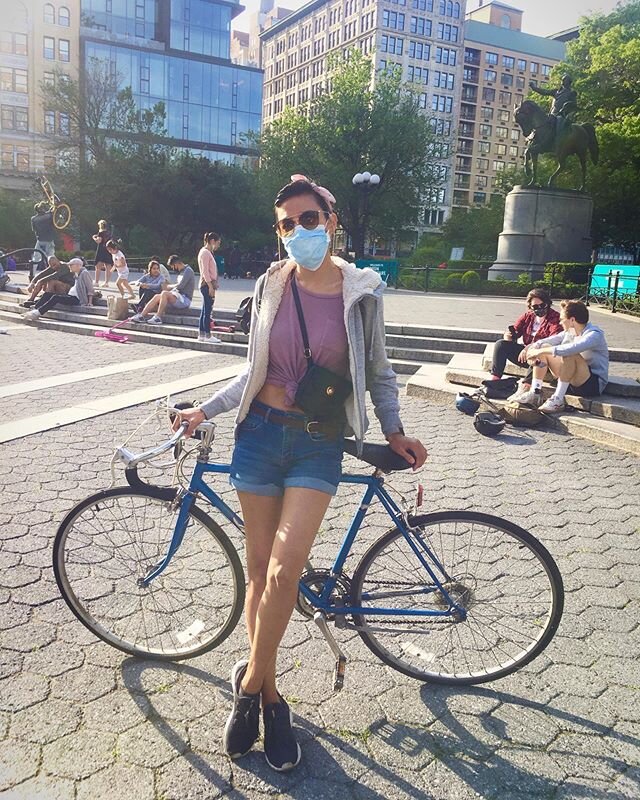 Soaking in the sun on this beautiful day and checking out the landscape of NYC via socially distant biking 🚴&zwj;♀️ #myoldbike #cleanedupnice #brooklynbicycle #girlandbike #madeitacrossthebridge #maskedup #unionsquarenyc #sociallydistanced