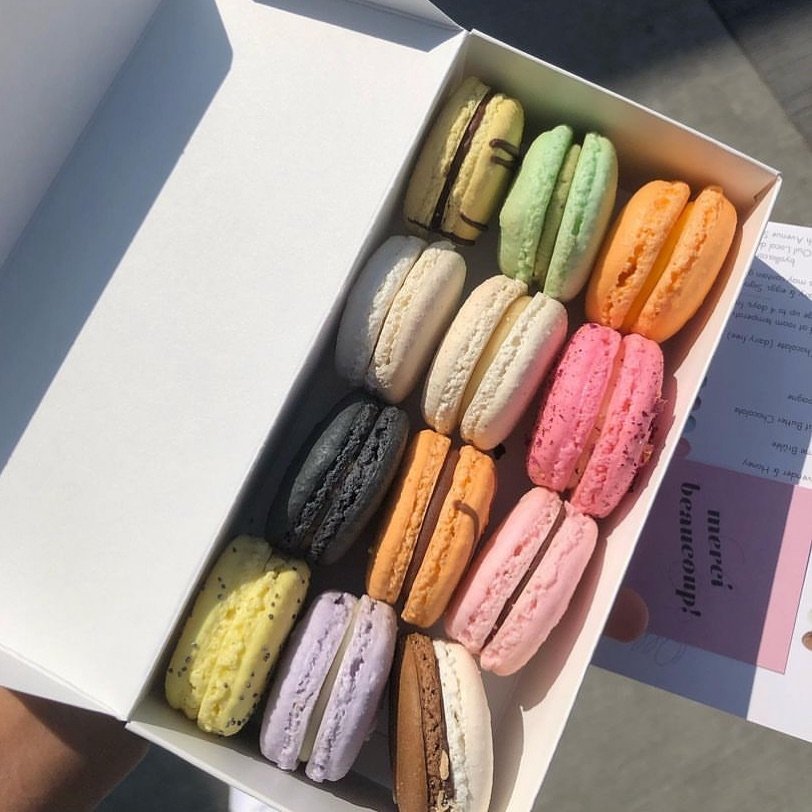 You couldn&rsquo;t possibly go wrong with a box of macarons ✨ Choose from our selection of flavours &agrave; la carte and fill a box of 8, 12, 24, or 50. Oui, they&rsquo;re gluten free!

📸: @eats_by_s_

#byollia #macarons #yycbakery #yycfood #yycdes