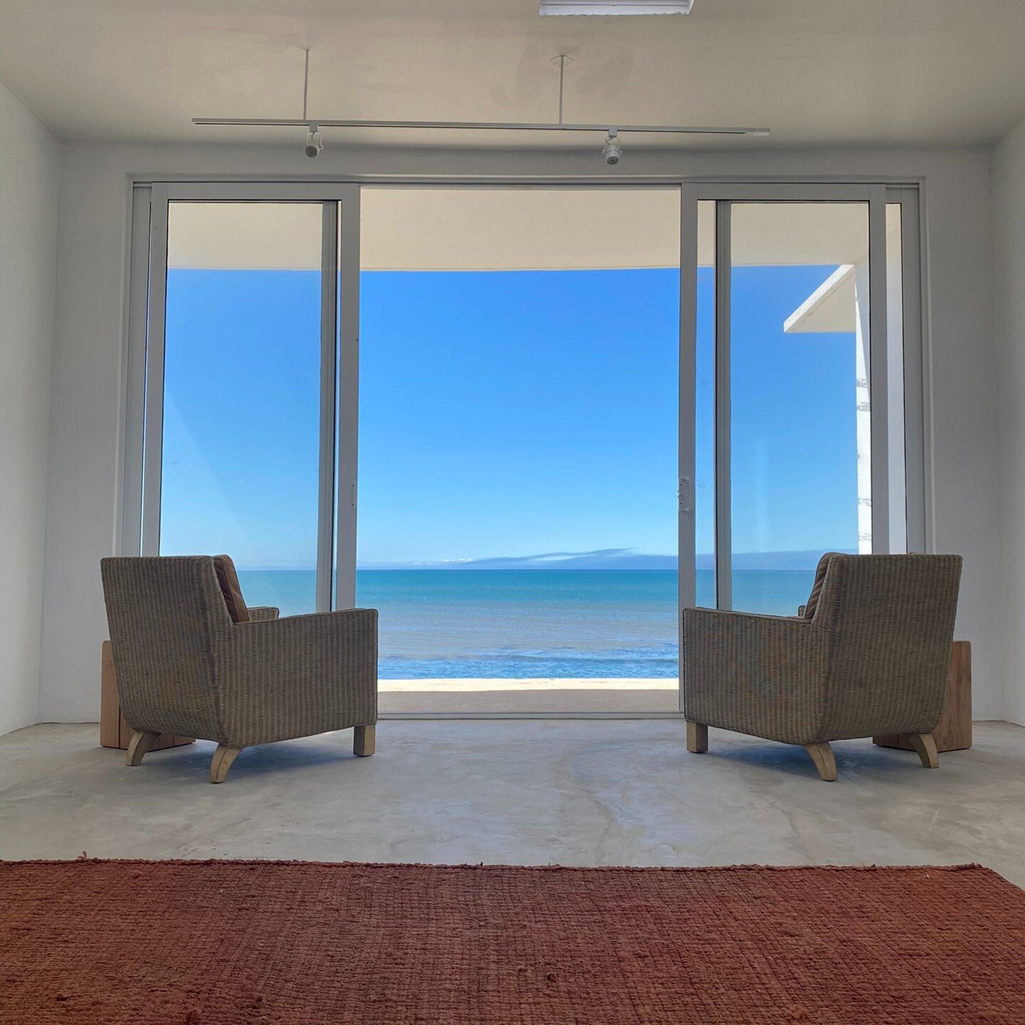 Baja House, where sand meets sky. This tranquil retreat, designed by RA Founder @timaawbell, is removed from the bustle of the big cities and sits in an idyllic location at the tip of San Jacinto. Embraced by an endless and impressive dryland on one 