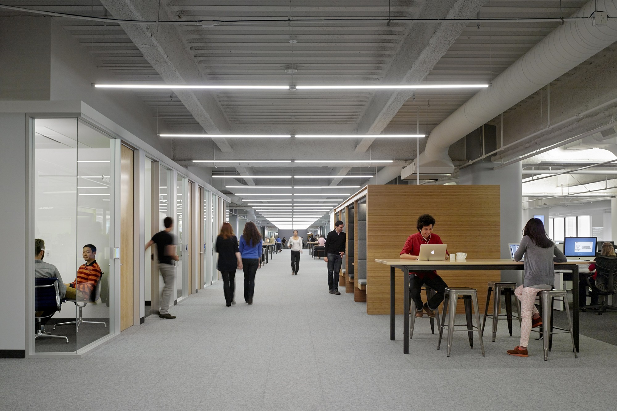 Sede Square / Bohlin Cywinski Jackson LÂMPADA DE LUZ BRANCA As lâmpadas de cor branca, ou mais frias, são as que tem temperatura de cor superiores a 6.000K. Com sua temperatura de cor maior, elas são mais estimulantes. Os ambientes adequados para elas são o home-office, cozinha, área de serviço e banheiros. Também é a mais recomendada para ambientes de trabalho em escritórios e na indústria.
