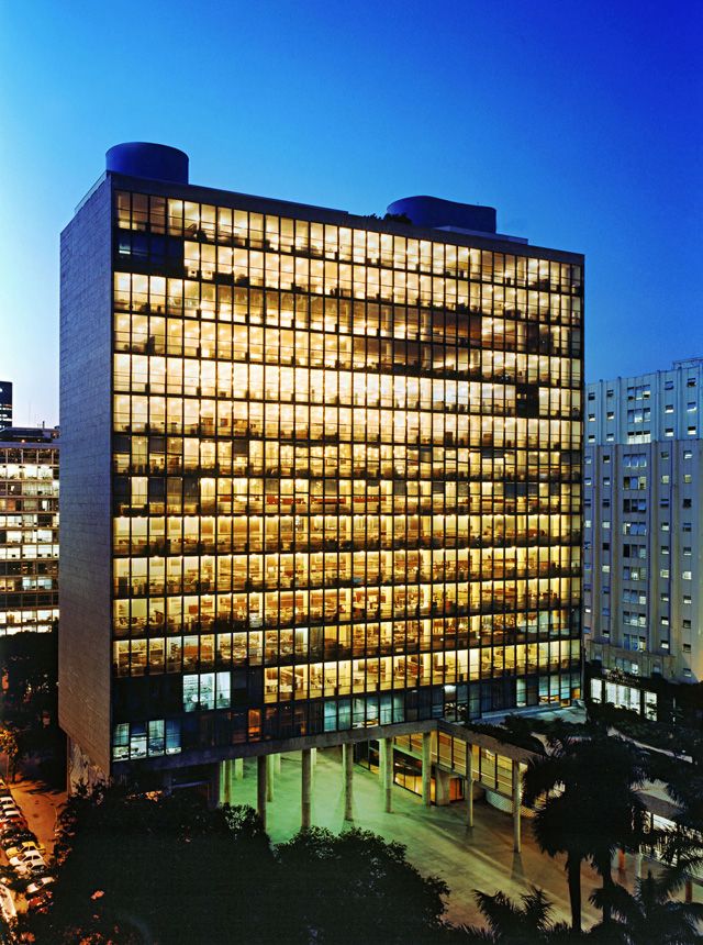 Sede do Ministério da Saúde e Educação (MES) na cidade do Rio de Janeiro - RJ. Projetado pela equipe Lúcio Costa, projeto que revelou Oscar Niemeyer e teve consultoria de Le Corbusier. O primeiro edifício moderno do Brasil.