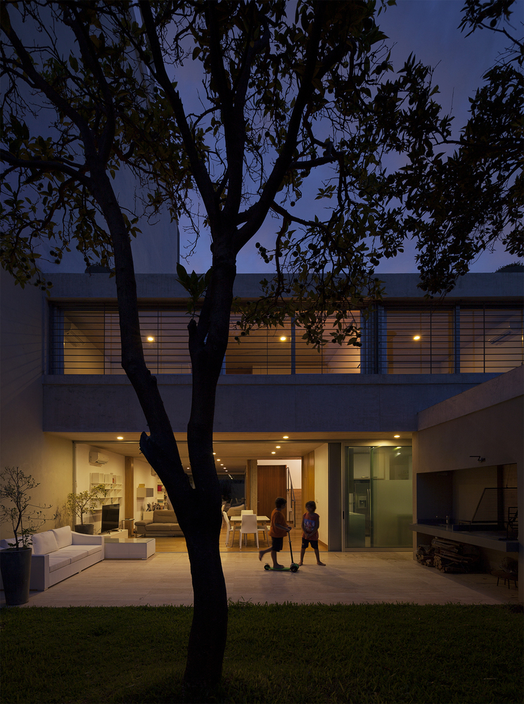Casa na Rua Libertad por Pedro Livino + Karin Bia / Linda casa urbana localizada em Montevidéu no Uruguai. Grandes janelas permitem a excelente iluminação e dão as boas vindas para a ventilação natural, além de permitir maior permeabilidade visual aos moradores. No andar térreo estão localizados os cômodos de lazer para receber e festejar, que, por isso, são abertos e fluídos. O segundo andar é mais privativo e recebe os quartos e estar íntimo. Alguém também gostou desse projeto?