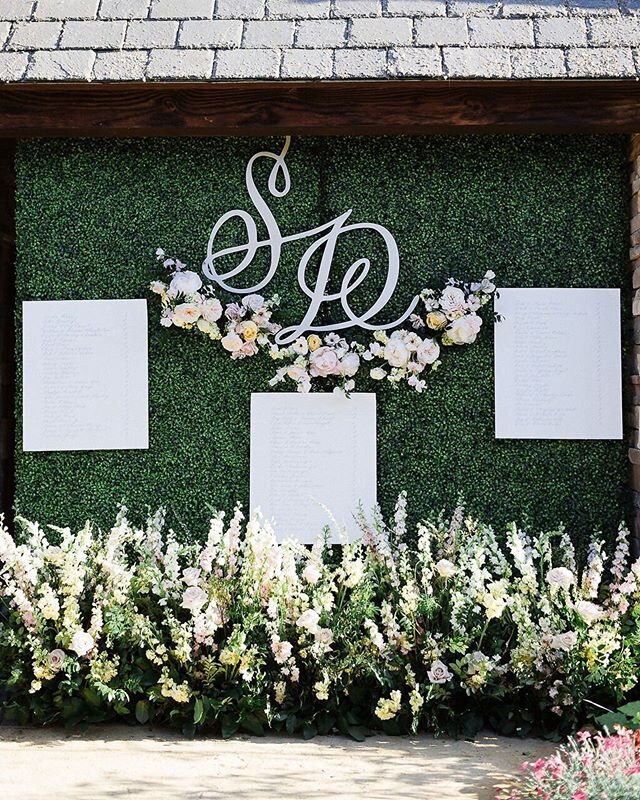 I love seeing our designs transformed into something larger than life, like this monogrammed greenery wall with the seating chart display. Such beautiful work by @heatherhoesch of @lvlweddings , with stunning florals by @heavenly_blooms and photograp